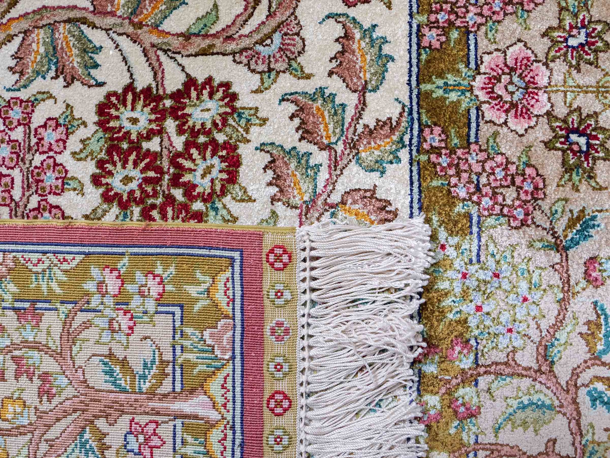 Sehr feiner, handgeknüpfter Khademi Orientteppich mit Ghom Design aus Seide, creme, beige, braun. 156x95 cm. Vertrieb durch Jupiter Intl.