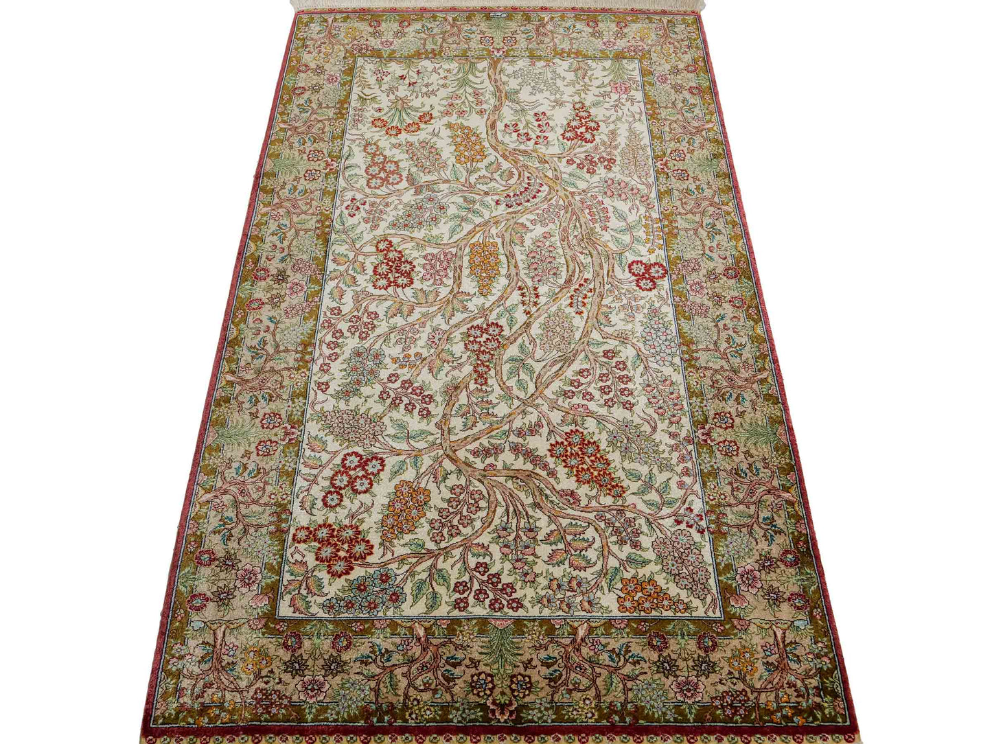 Sehr feiner, handgeknüpfter Khademi Orientteppich mit Ghom Design aus Seide, creme, beige, braun. 156x95 cm. Vertrieb durch Jupiter Intl.