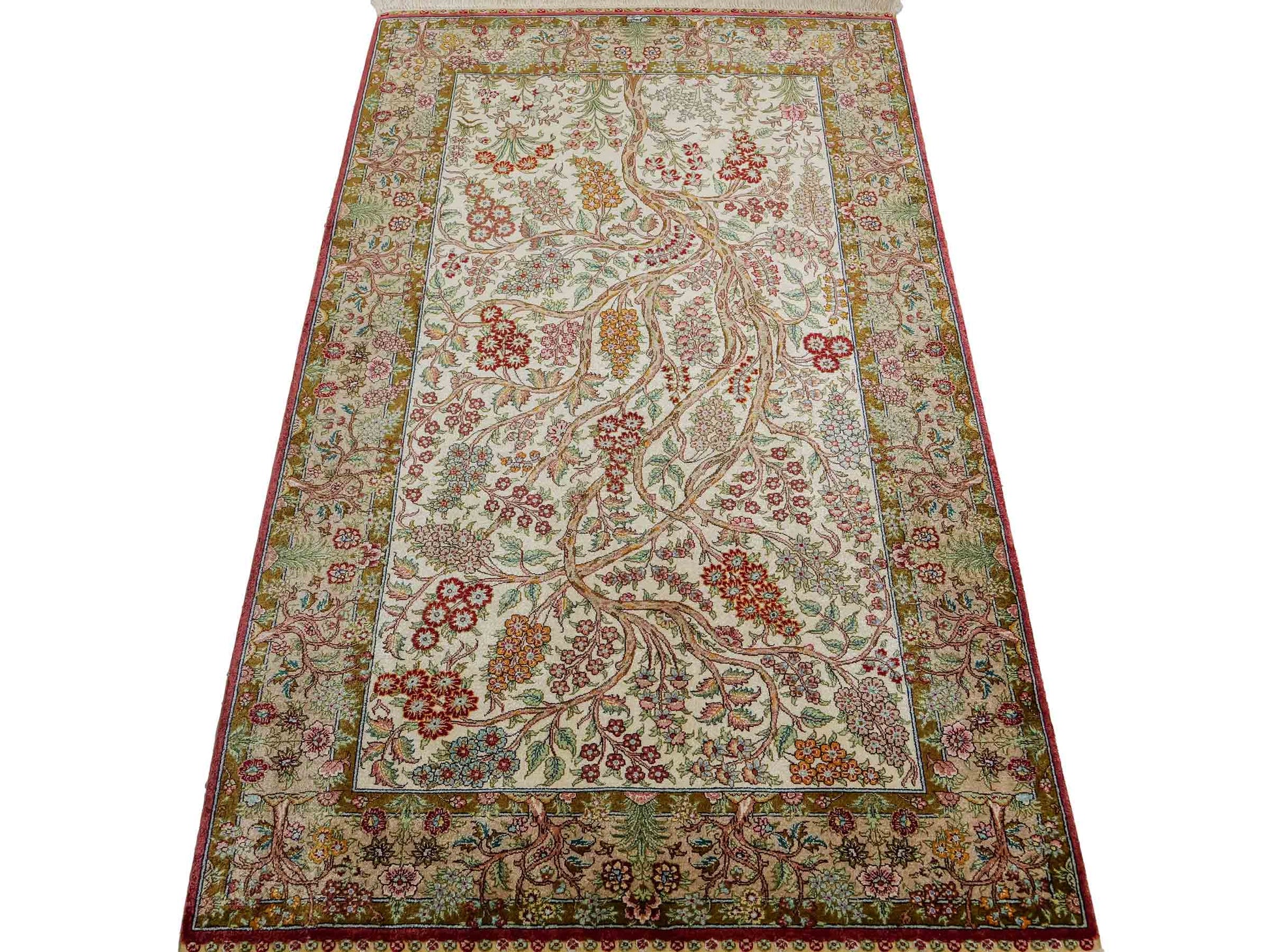 Sehr feiner, handgeknüpfter Khademi Orientteppich mit Ghom Design aus Seide, creme, beige, braun. 156x95 cm. Vertrieb durch Jupiter Intl.