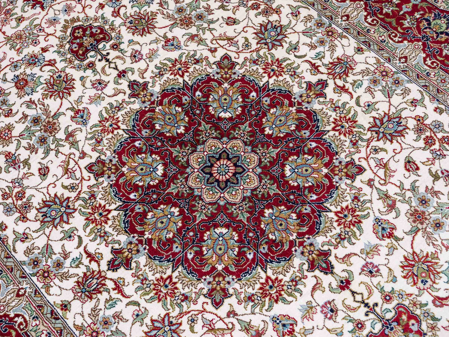 Sehr feiner, handgeknüpfter Khademi Orientteppich mit Ghom Design aus reiner Seide, creme, weiß, rot. 157x94 cm. Vertrieb durch Jupiter Intl.