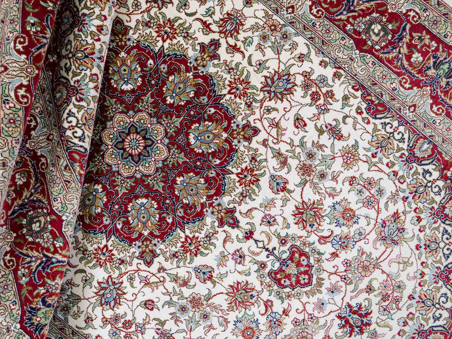 Sehr feiner, handgeknüpfter Khademi Orientteppich mit Ghom Design aus reiner Seide, creme, weiß, rot. 157x94 cm. Vertrieb durch Jupiter Intl.