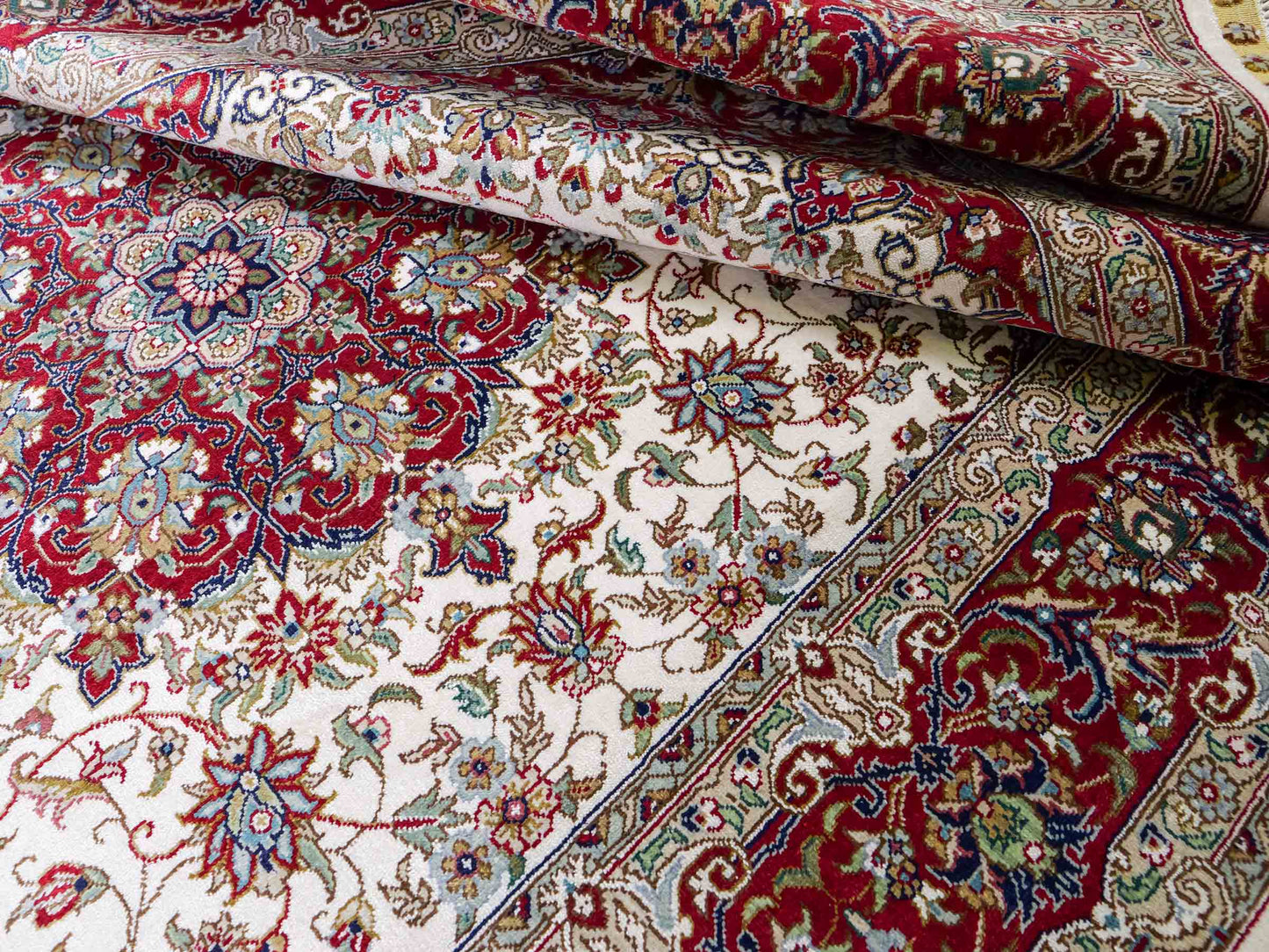 Sehr feiner, handgeknüpfter Khademi Orientteppich mit Ghom Design aus reiner Seide, creme, weiß, rot. 157x94 cm. Vertrieb durch Jupiter Intl.