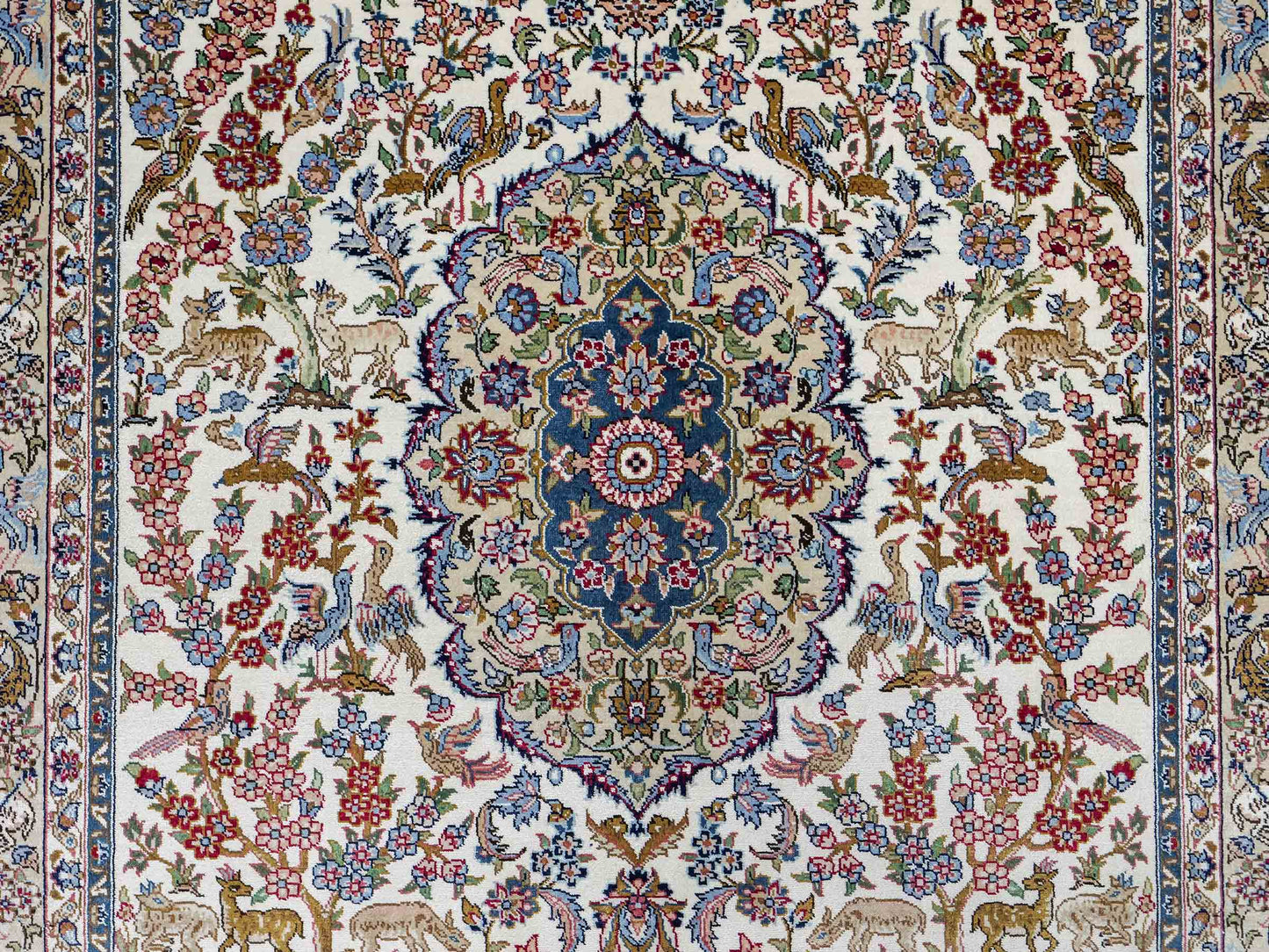 Sehr feiner, handgeknüpfter Khademi Orientteppich mit Ghom Design aus reiner Seide, weiß, creme, blau. 157x94 cm. Vertrieb durch Jupiter Intl.