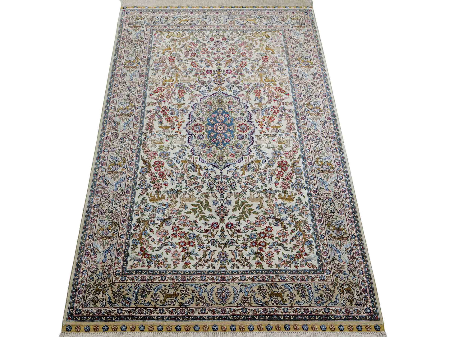 Sehr feiner, handgeknüpfter Khademi Orientteppich mit Ghom Design aus reiner Seide, weiß, creme, blau. 157x94 cm. Vertrieb durch Jupiter Intl.