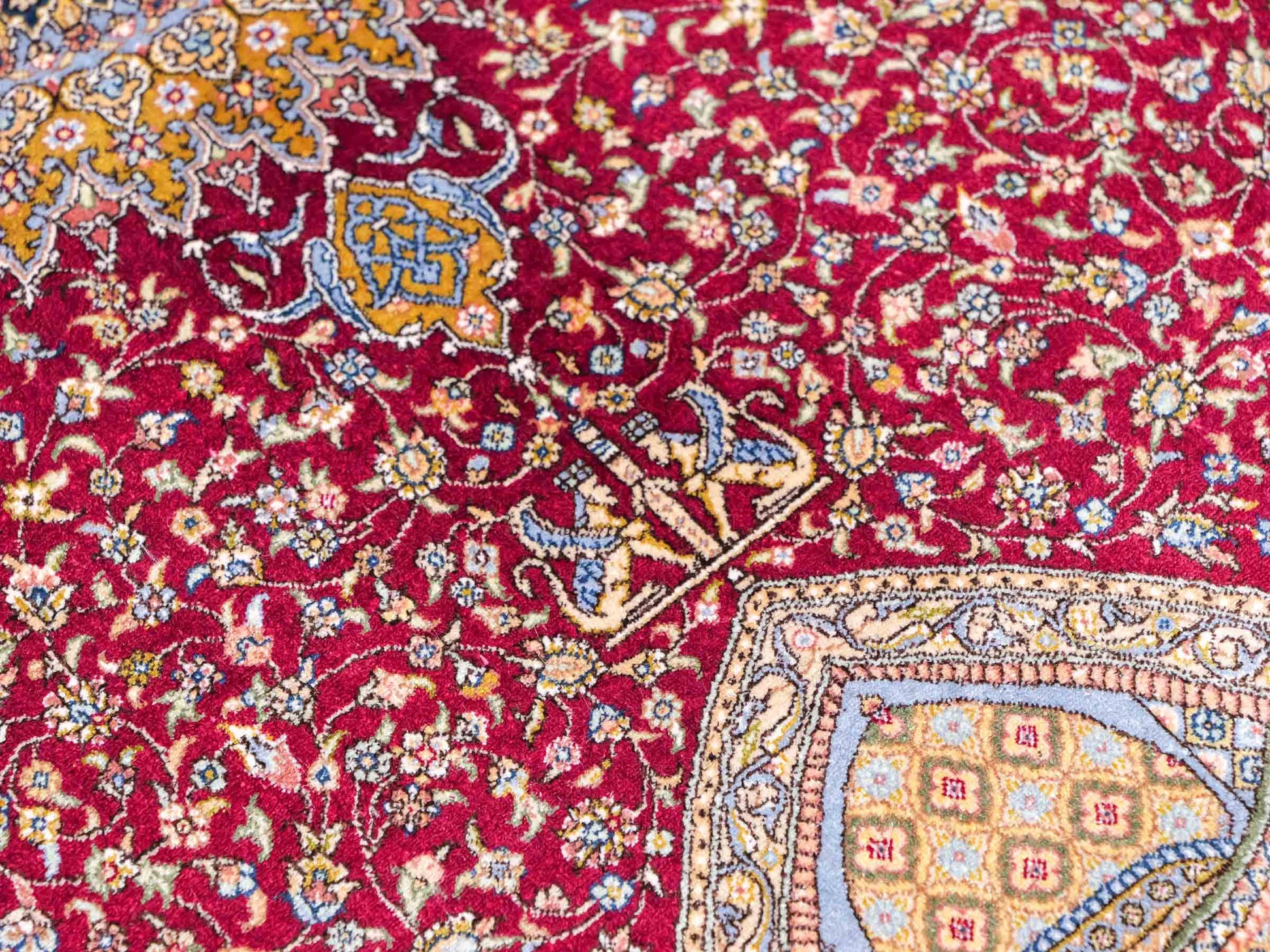 Extrem feiner, handgeknüpfter Khademi Ghom Orientteppich aus Seide, rot, gold. 159x93 cm. Vertrieb durch Jupiter Intl.