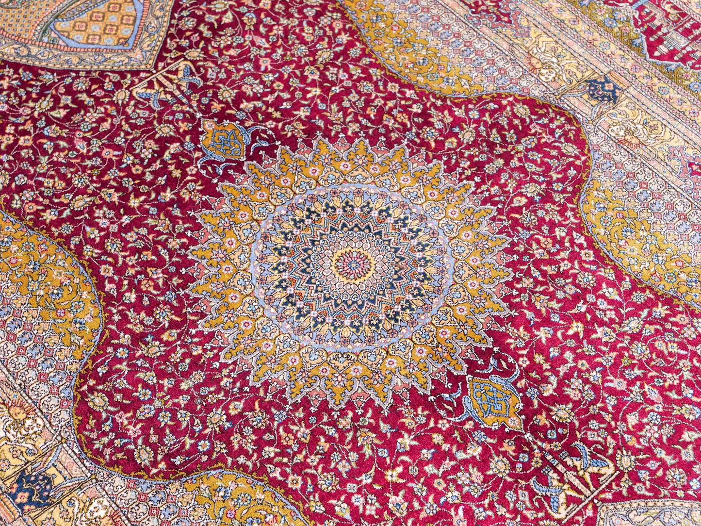Extrem feiner, handgeknüpfter Khademi Ghom Orientteppich aus Seide, rot, gold. 159x93 cm. Vertrieb durch Jupiter Intl.