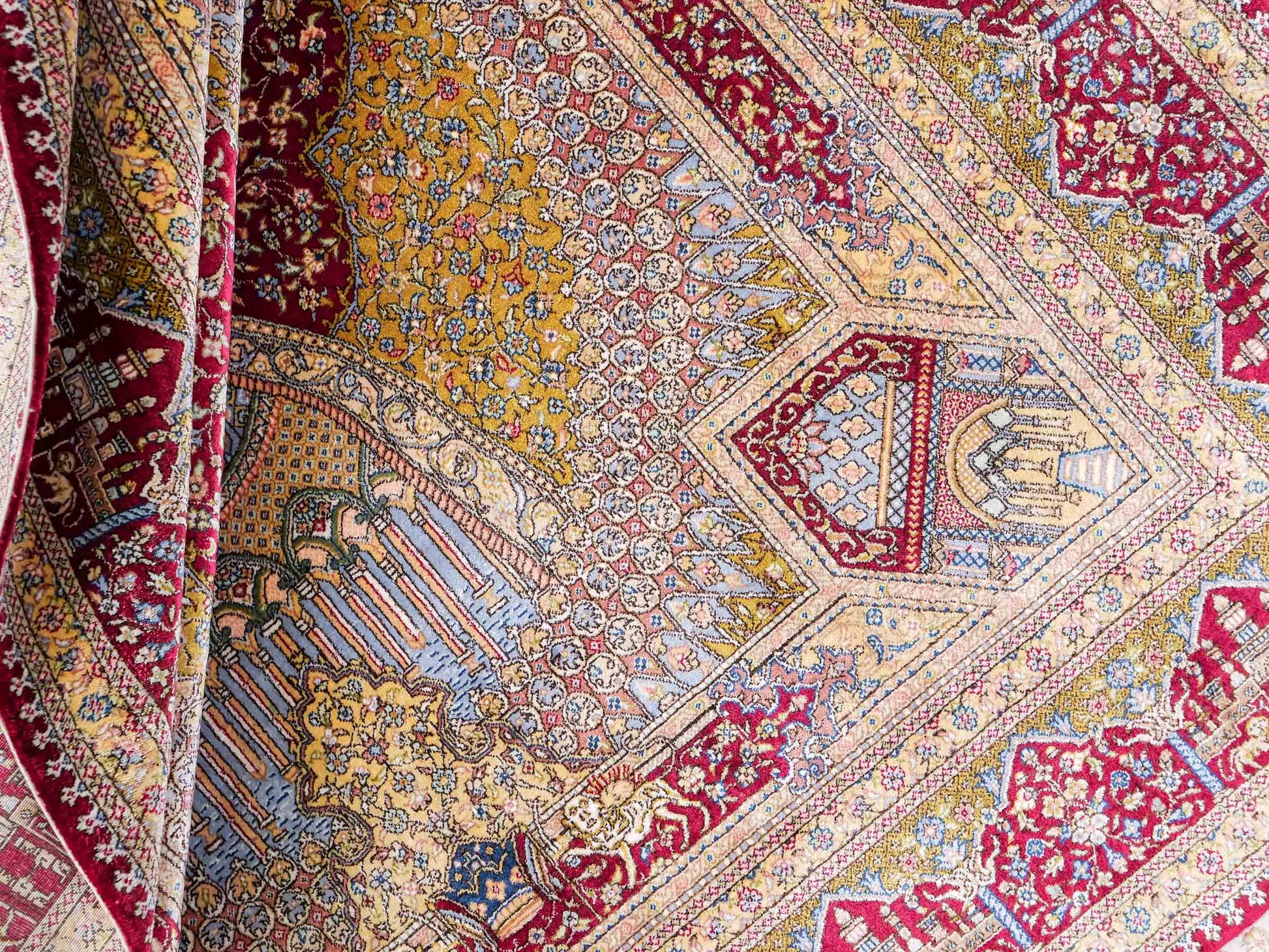 Extrem feiner, handgeknüpfter Khademi Ghom Orientteppich aus Seide, rot, gold. 159x93 cm. Vertrieb durch Jupiter Intl.