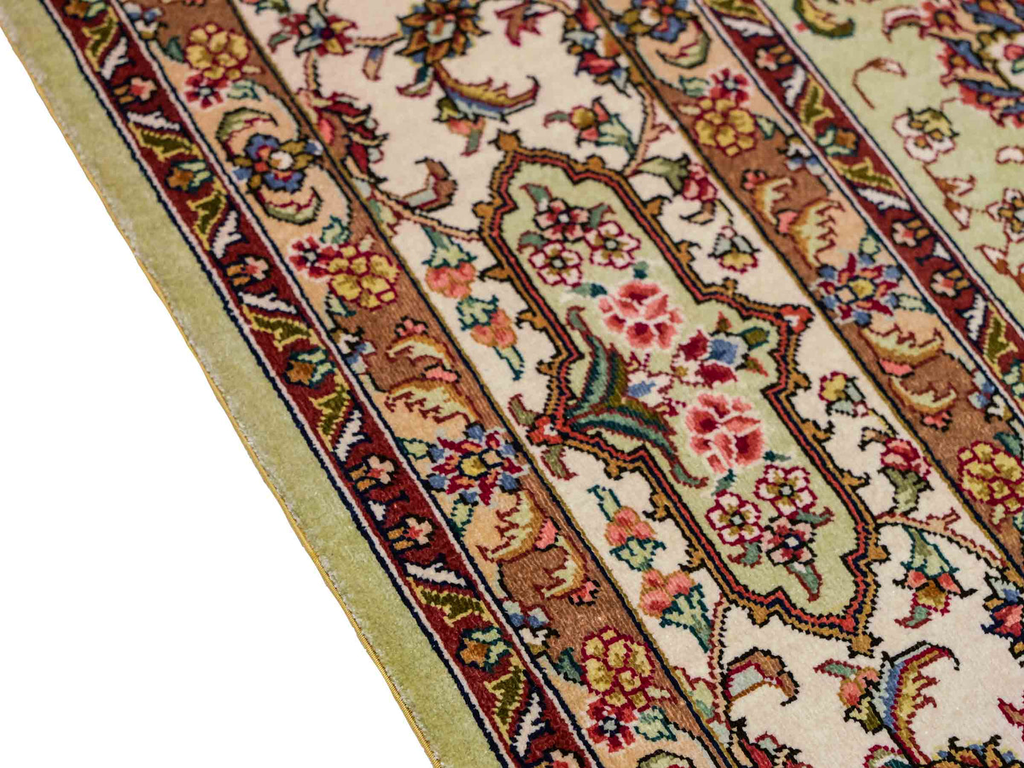 Sehr feiner, handgeknüpfter Khademi Orientteppich mit Ghom Design aus reiner Seide, grün, pistazie, creme, weiß. 183x124 cm. Vertrieb durch Jupiter Intl.