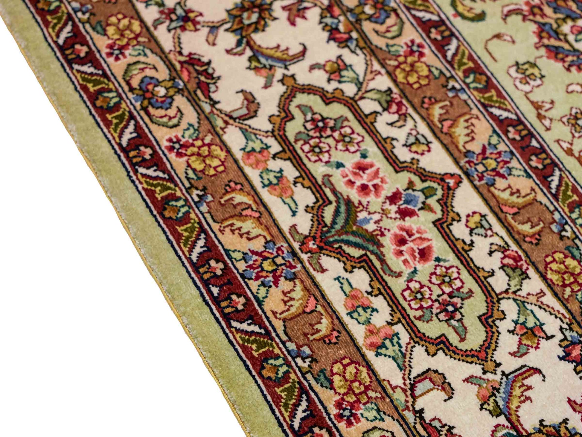 Sehr feiner, handgeknüpfter Khademi Orientteppich mit Ghom Design aus reiner Seide, grün, pistazie, creme, weiß. 183x124 cm. Vertrieb durch Jupiter Intl.
