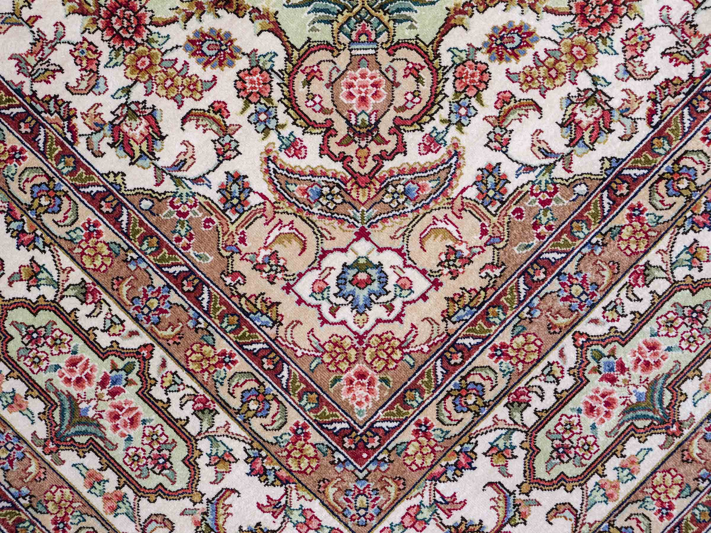 Sehr feiner, handgeknüpfter Khademi Orientteppich mit Ghom Design aus reiner Seide, grün, pistazie, creme, weiß. 183x124 cm. Vertrieb durch Jupiter Intl.