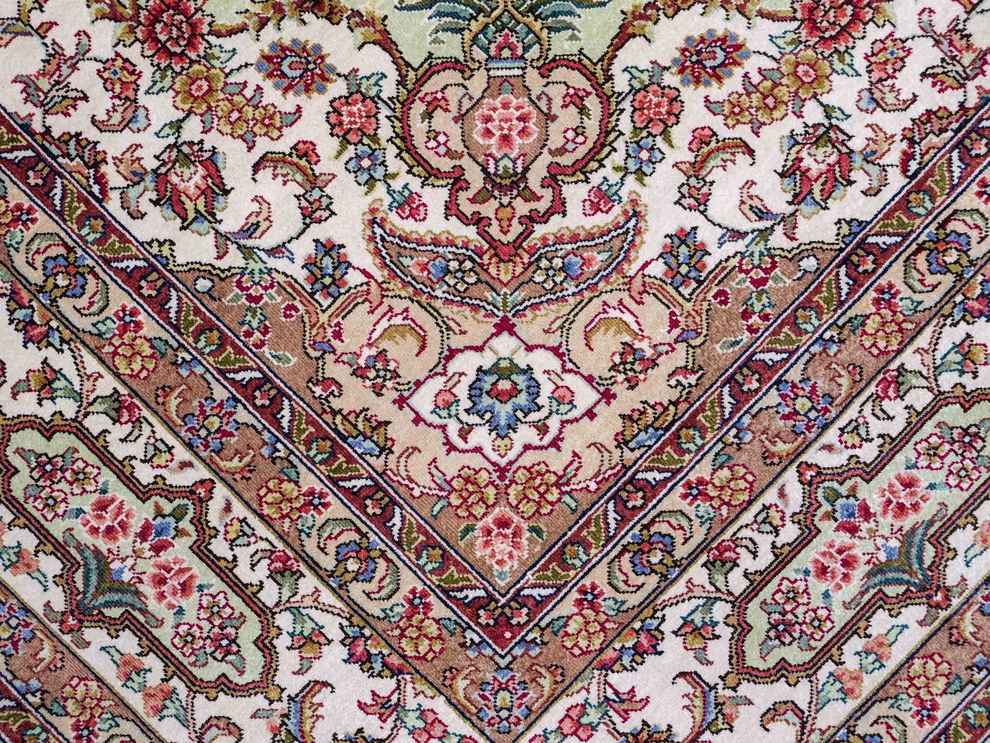 Sehr feiner, handgeknüpfter Khademi Orientteppich mit Ghom Design aus reiner Seide, grün, pistazie, creme, weiß. 183x124 cm. Vertrieb durch Jupiter Intl.