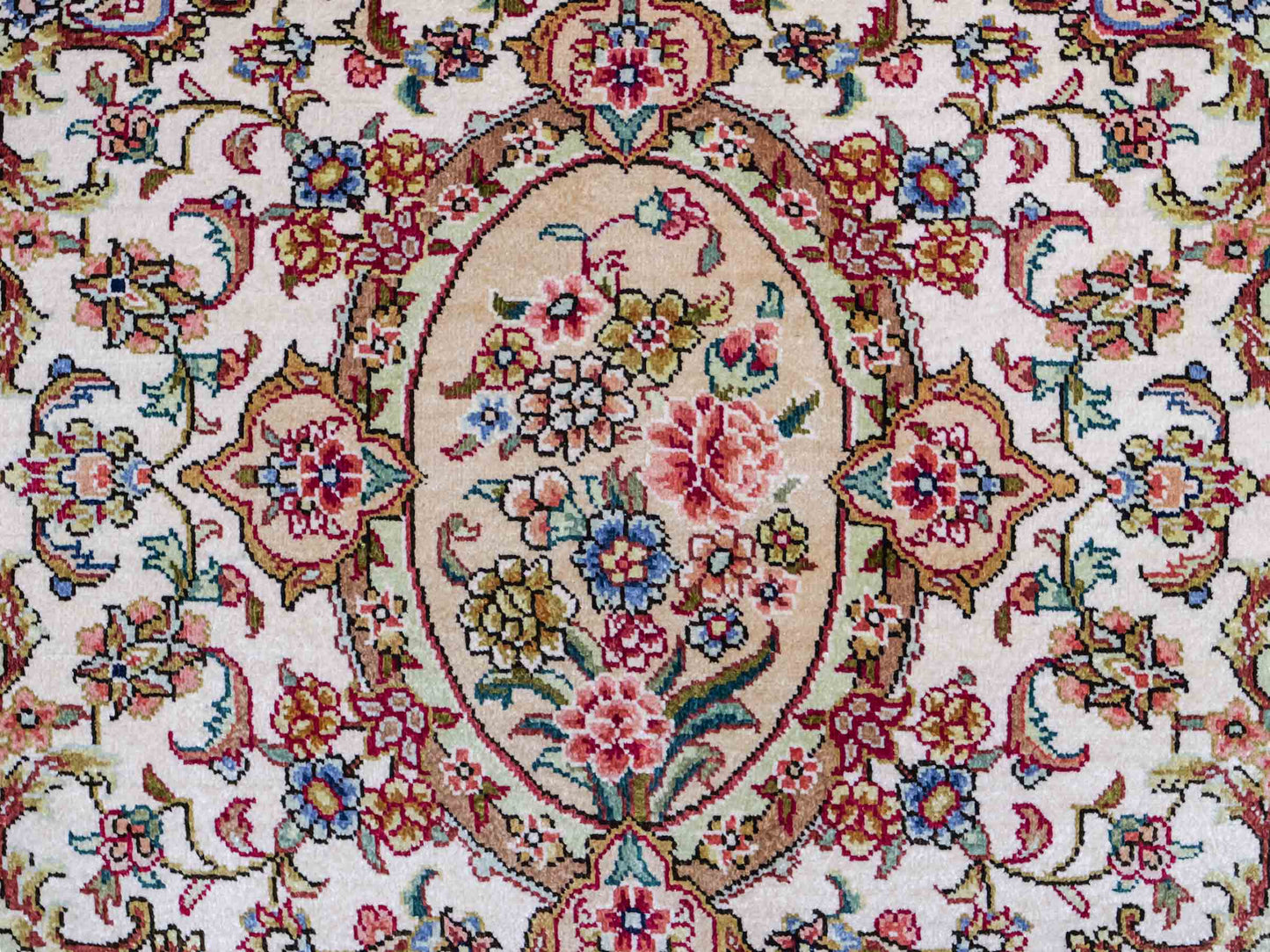 Sehr feiner, handgeknüpfter Khademi Orientteppich mit Ghom Design aus reiner Seide, grün, pistazie, creme, weiß. 183x124 cm. Vertrieb durch Jupiter Intl.