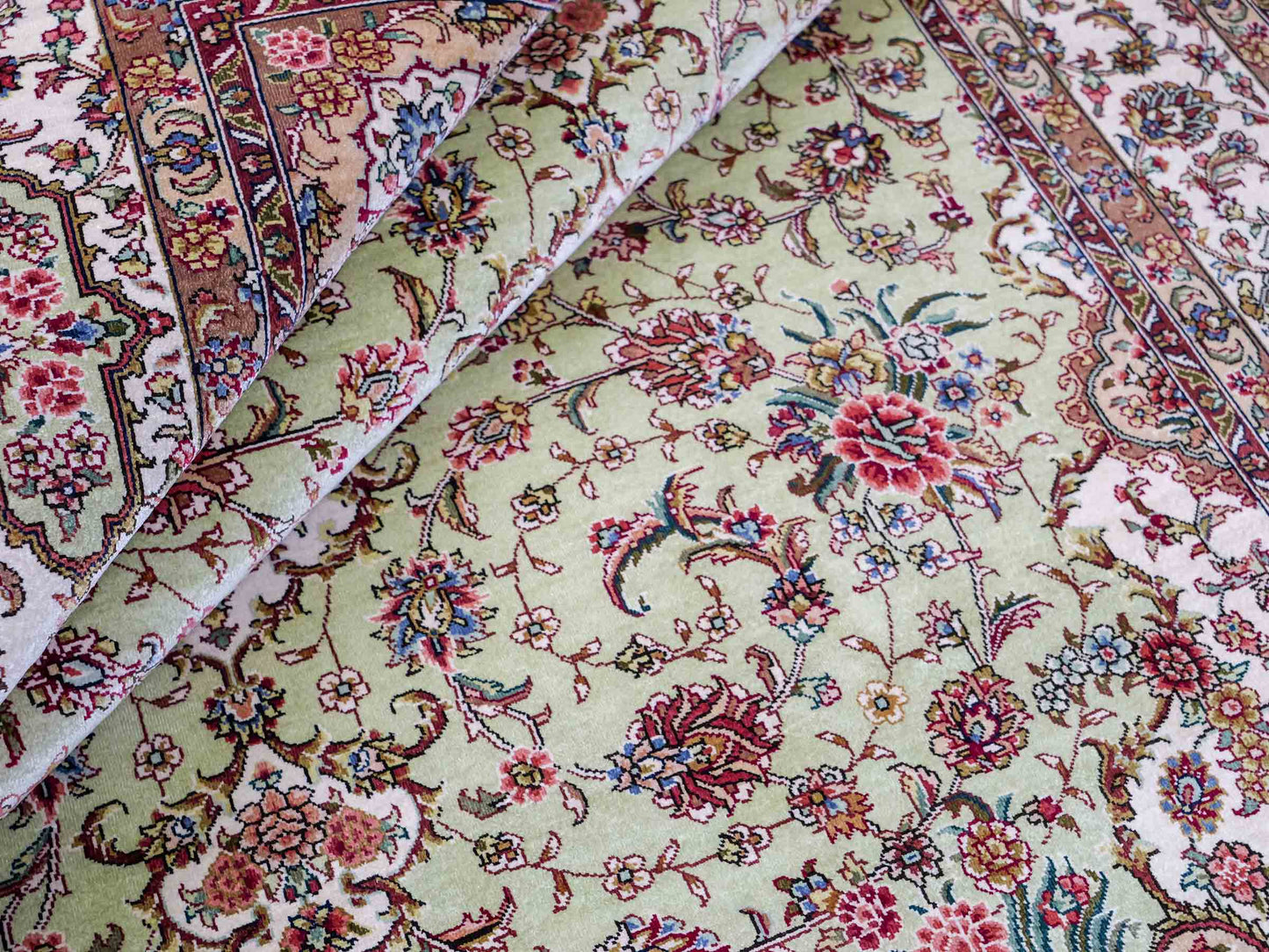 Sehr feiner, handgeknüpfter Khademi Orientteppich mit Ghom Design aus reiner Seide, grün, pistazie, creme, weiß. 183x124 cm. Vertrieb durch Jupiter Intl.