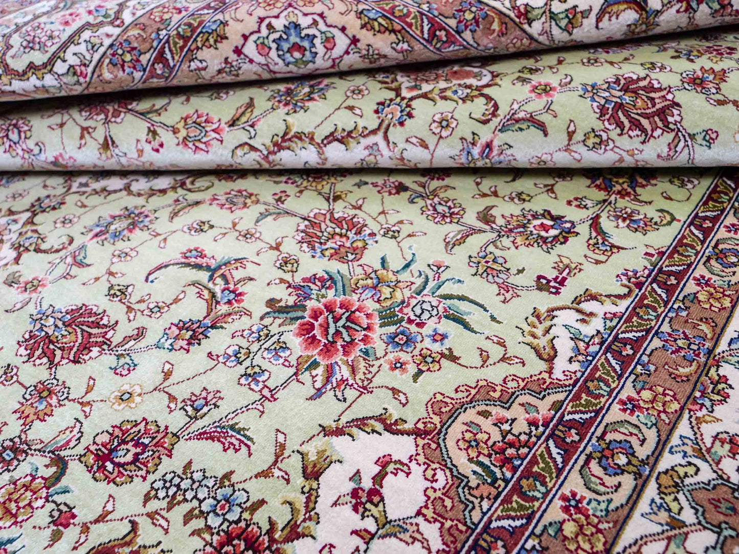 Sehr feiner, handgeknüpfter Khademi Orientteppich mit Ghom Design aus reiner Seide, grün, pistazie, creme, weiß. 183x124 cm. Vertrieb durch Jupiter Intl.