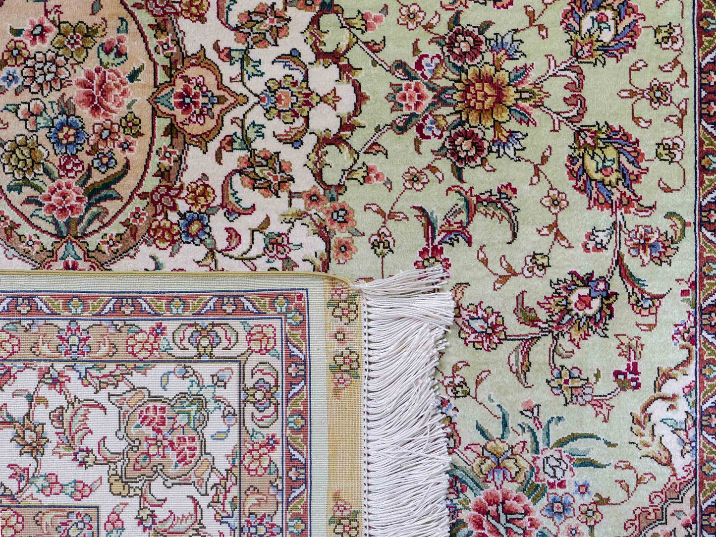 Sehr feiner, handgeknüpfter Khademi Orientteppich mit Ghom Design aus reiner Seide, grün, pistazie, creme, weiß. 183x124 cm. Vertrieb durch Jupiter Intl.