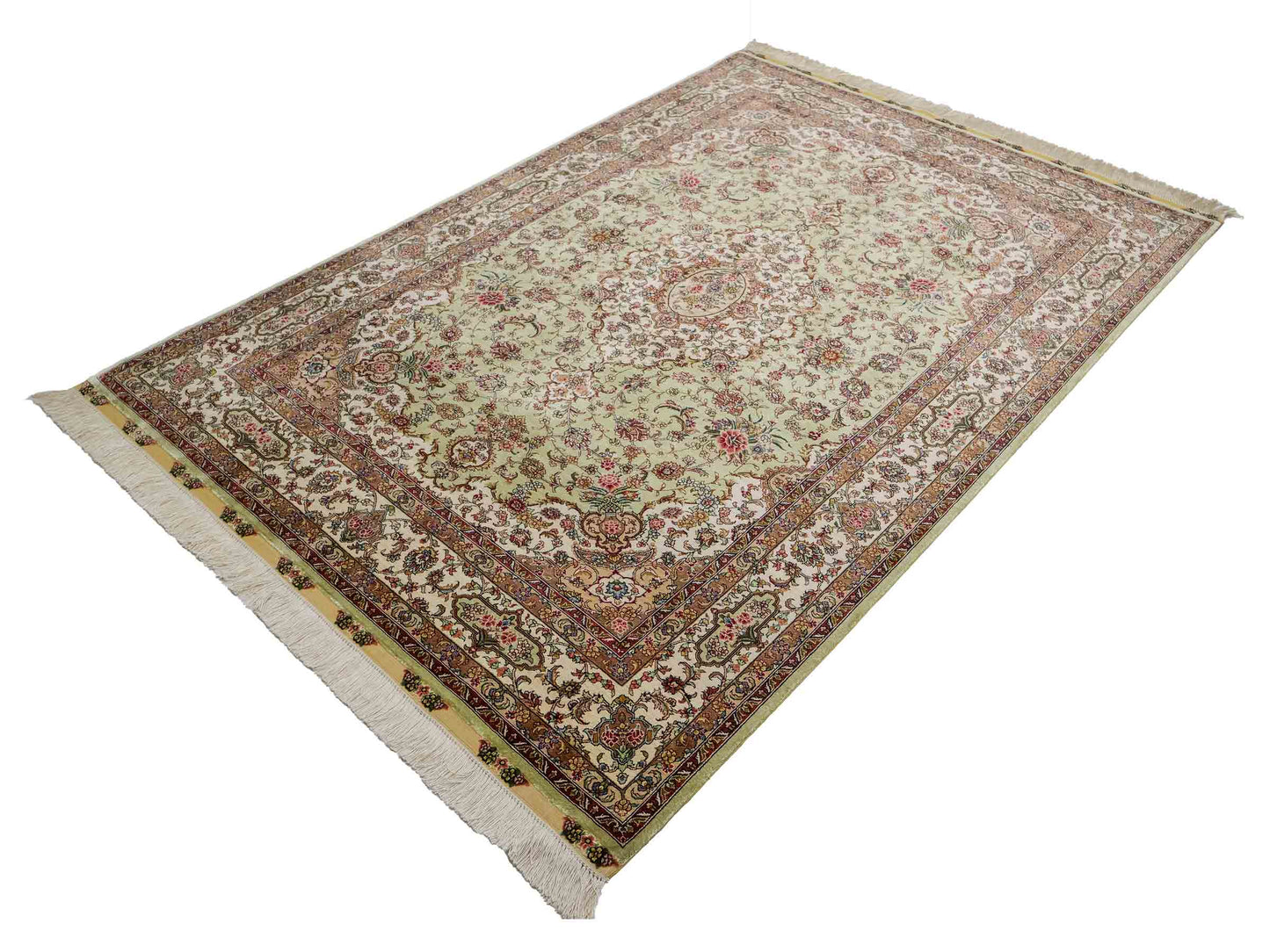 Sehr feiner, handgeknüpfter Khademi Orientteppich mit Ghom Design aus reiner Seide, grün, pistazie, creme, weiß. 183x124 cm. Vertrieb durch Jupiter Intl.
