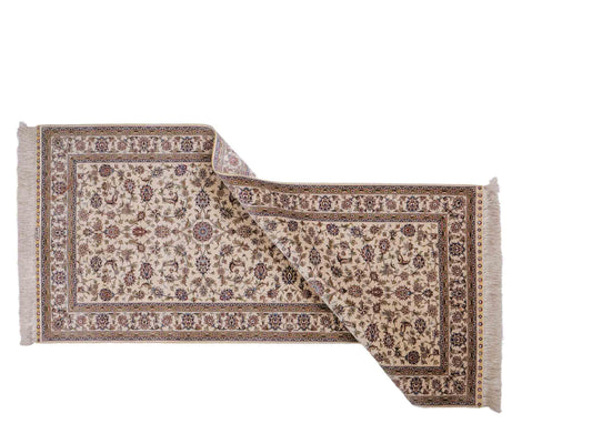 Sehr feiner, handgeknüpfter Khademi Orientteppich mit Ghom Design aus purer Seide, weiß, creme. 183x78 cm. Vertrieb durch Jupiter Intl.