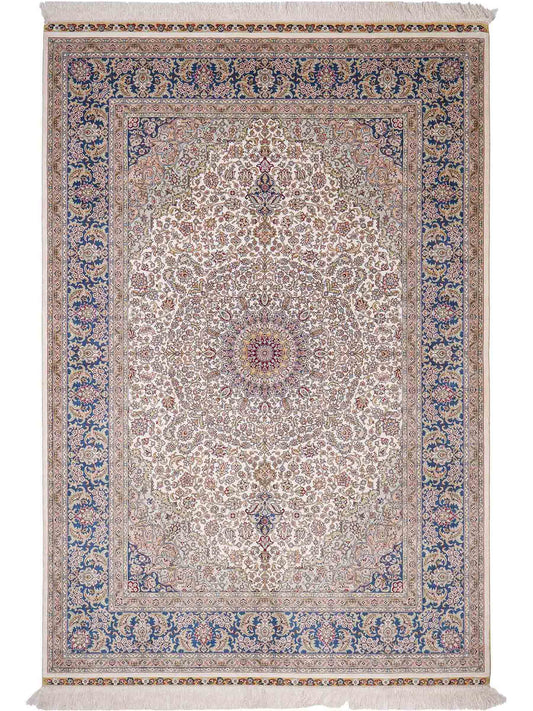 Sehr feiner, handgeknüpfter Khademi Orientteppich mit Ghom Design aus reiner Seide, weiß, creme, blau. 185x126 cm. Vertrieb durch Jupiter Intl.