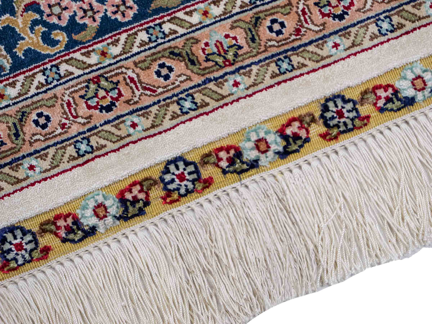 Sehr feiner, handgeknüpfter Khademi Orientteppich mit Ghom Design aus reiner Seide, weiß, creme, blau. 185x126 cm. Vertrieb durch Jupiter Intl.