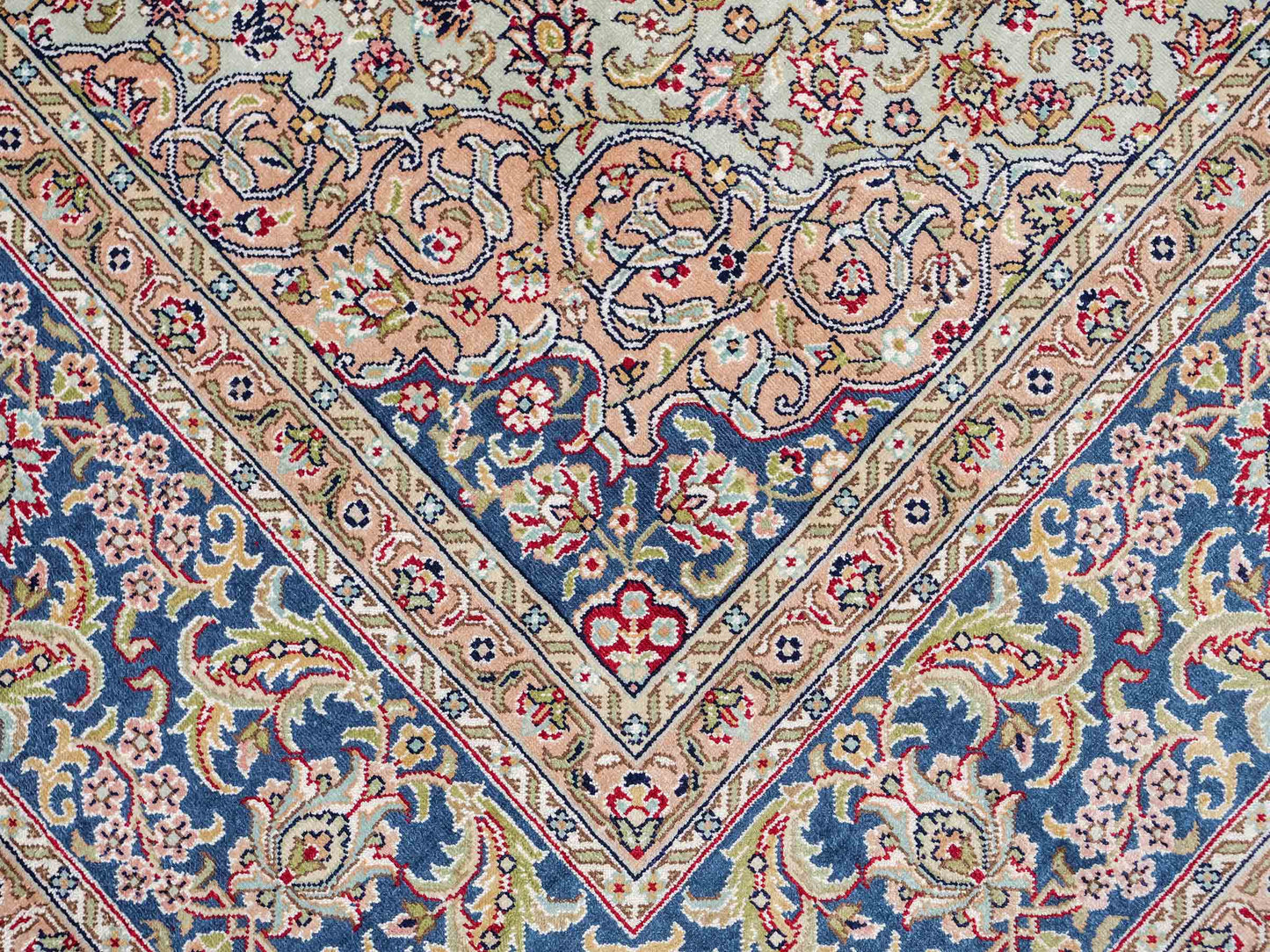 Sehr feiner, handgeknüpfter Khademi Orientteppich mit Ghom Design aus reiner Seide, weiß, creme, blau. 185x126 cm. Vertrieb durch Jupiter Intl.