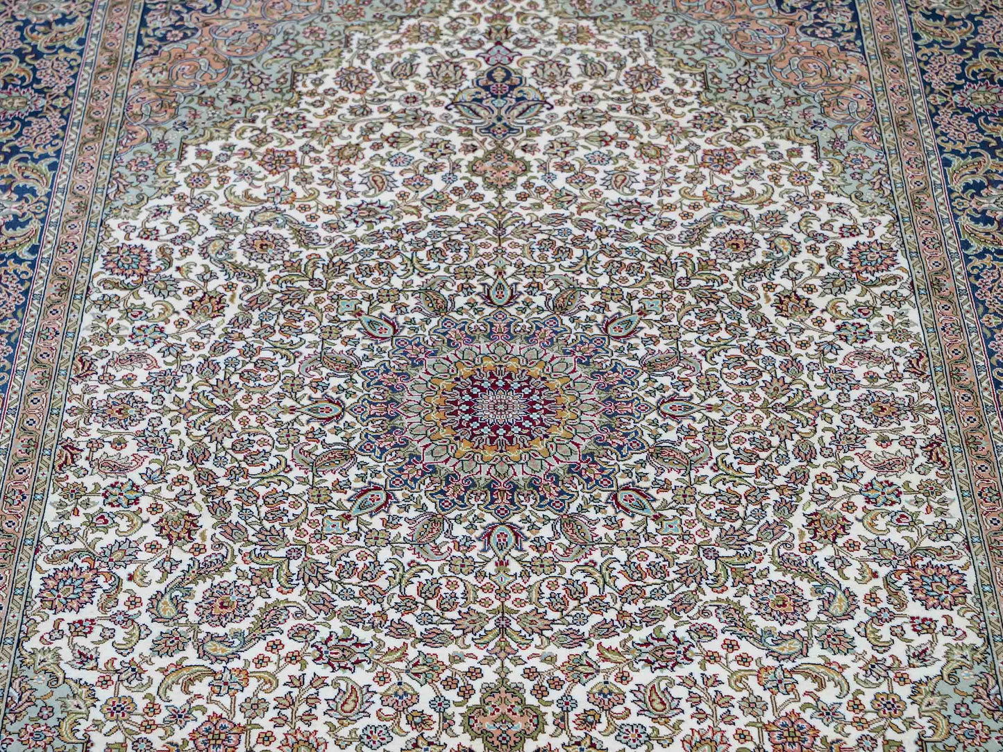 Sehr feiner, handgeknüpfter Khademi Orientteppich mit Ghom Design aus reiner Seide, weiß, creme, blau. 185x126 cm. Vertrieb durch Jupiter Intl.