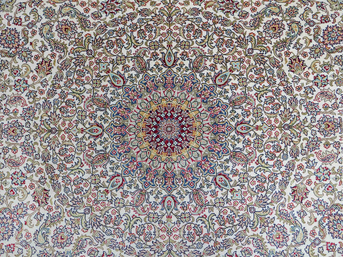 Sehr feiner, handgeknüpfter Khademi Orientteppich mit Ghom Design aus reiner Seide, weiß, creme, blau. 185x126 cm. Vertrieb durch Jupiter Intl.