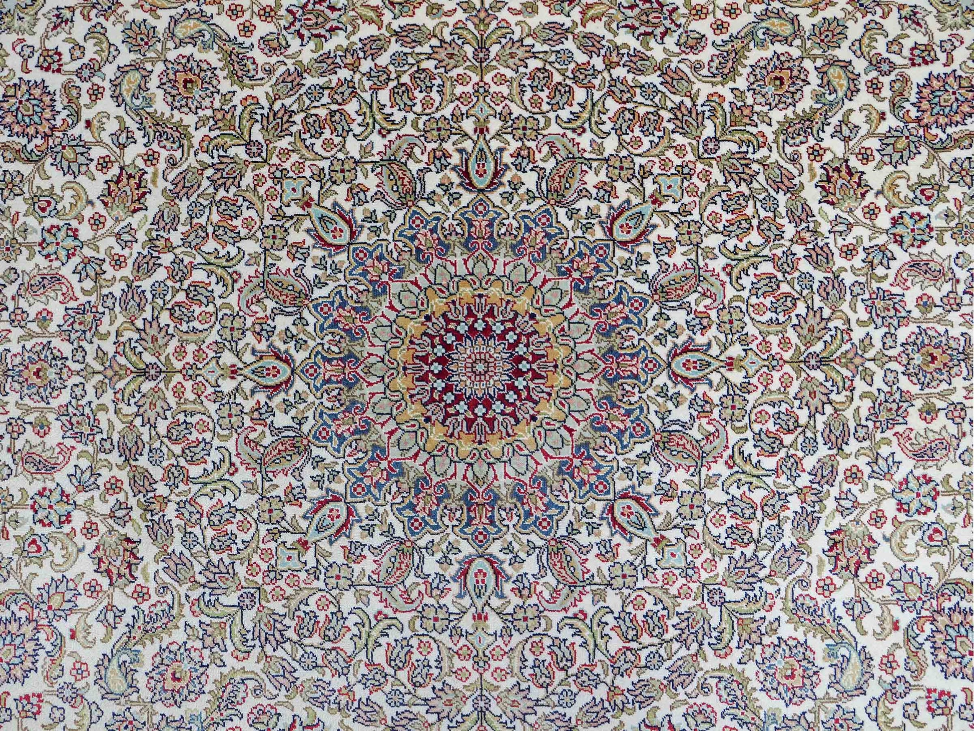 Sehr feiner, handgeknüpfter Khademi Orientteppich mit Ghom Design aus reiner Seide, weiß, creme, blau. 185x126 cm. Vertrieb durch Jupiter Intl.
