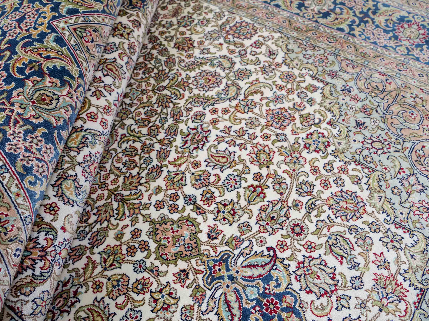 Sehr feiner, handgeknüpfter Khademi Orientteppich mit Ghom Design aus reiner Seide, weiß, creme, blau. 185x126 cm. Vertrieb durch Jupiter Intl.