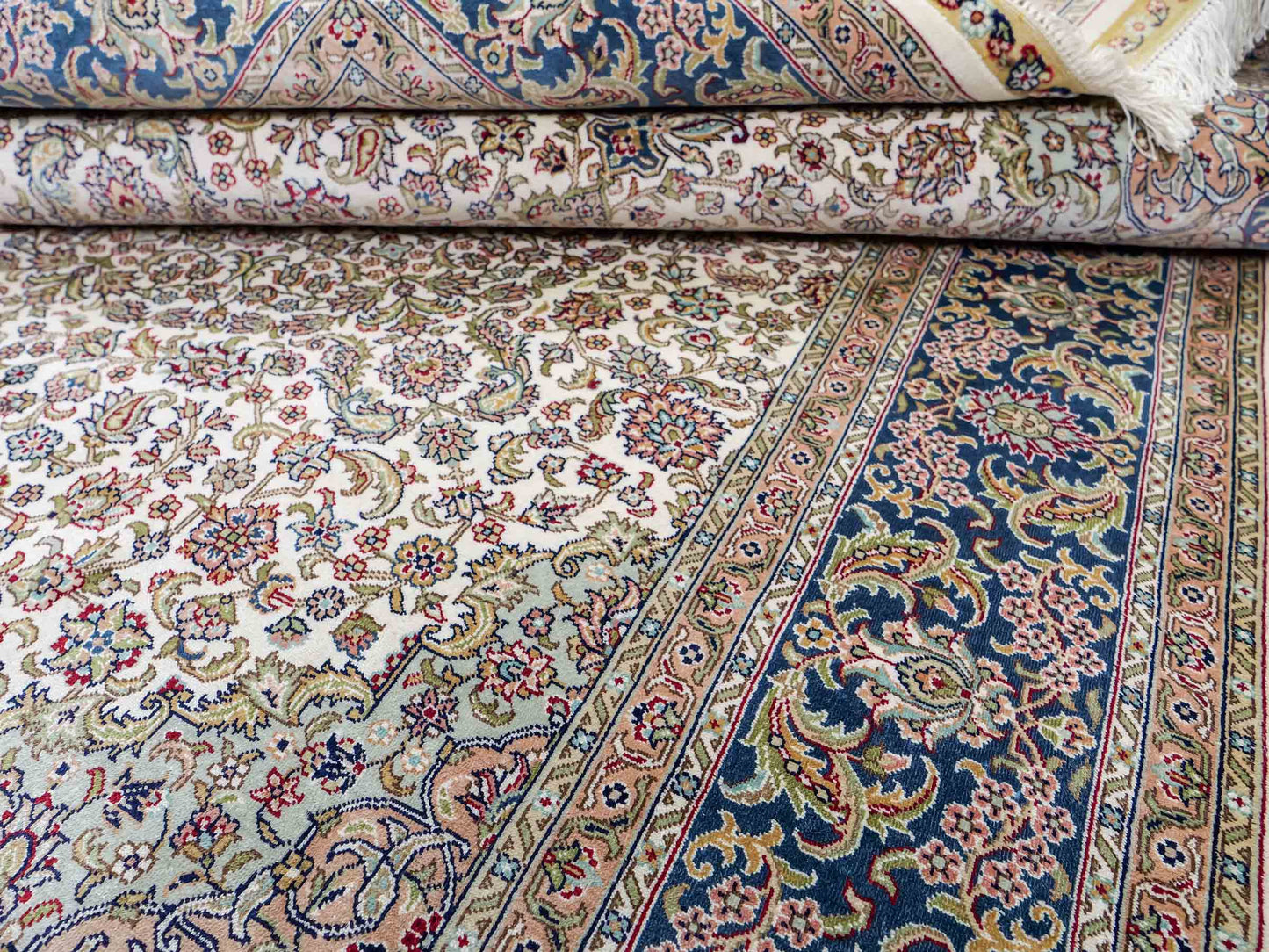 Sehr feiner, handgeknüpfter Khademi Orientteppich mit Ghom Design aus reiner Seide, weiß, creme, blau. 185x126 cm. Vertrieb durch Jupiter Intl.