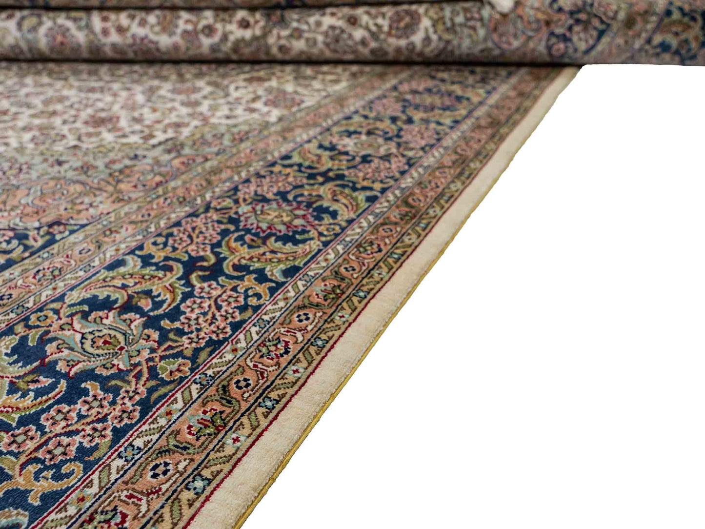 Sehr feiner, handgeknüpfter Khademi Orientteppich mit Ghom Design aus reiner Seide, weiß, creme, blau. 185x126 cm. Vertrieb durch Jupiter Intl.