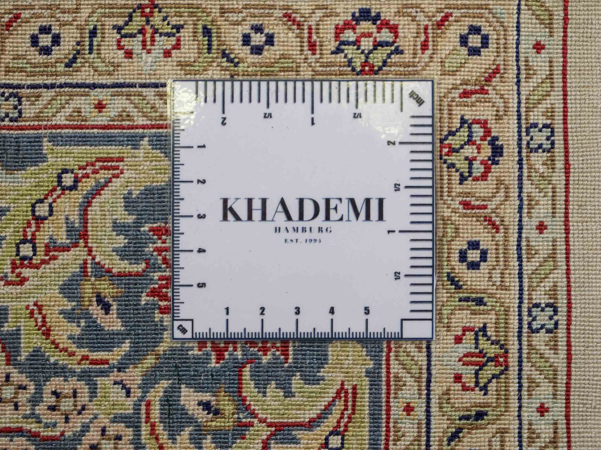 Sehr feiner, handgeknüpfter Khademi Orientteppich mit Ghom Design aus reiner Seide, weiß, creme, blau. 185x126 cm. Vertrieb durch Jupiter Intl.
