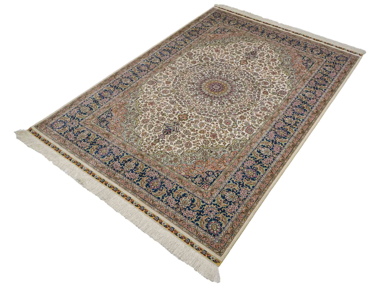 Sehr feiner, handgeknüpfter Khademi Orientteppich mit Ghom Design aus reiner Seide, weiß, creme, blau. 185x126 cm. Vertrieb durch Jupiter Intl.