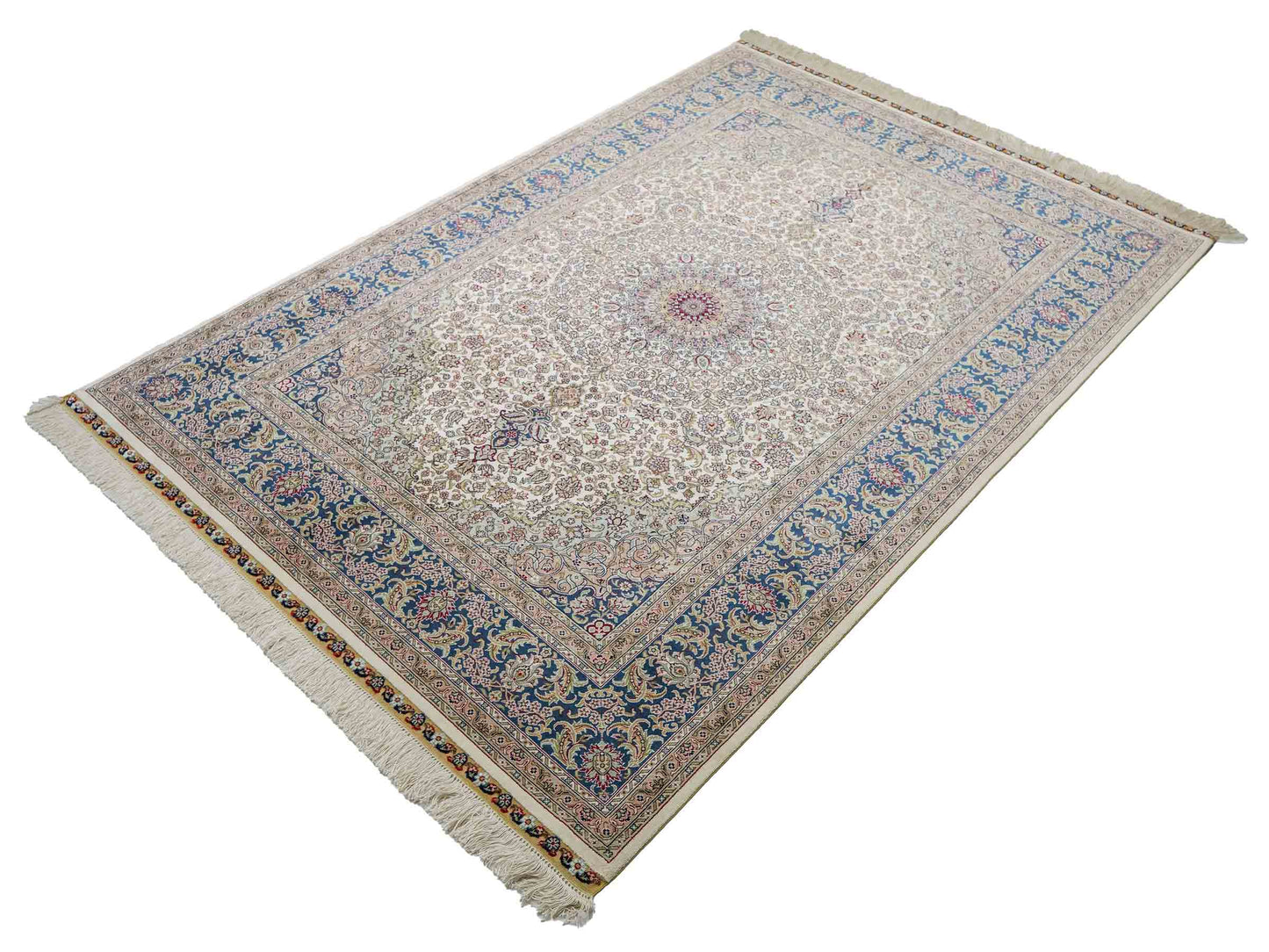 Sehr feiner, handgeknüpfter Khademi Orientteppich mit Ghom Design aus reiner Seide, weiß, creme, blau. 185x126 cm. Vertrieb durch Jupiter Intl.