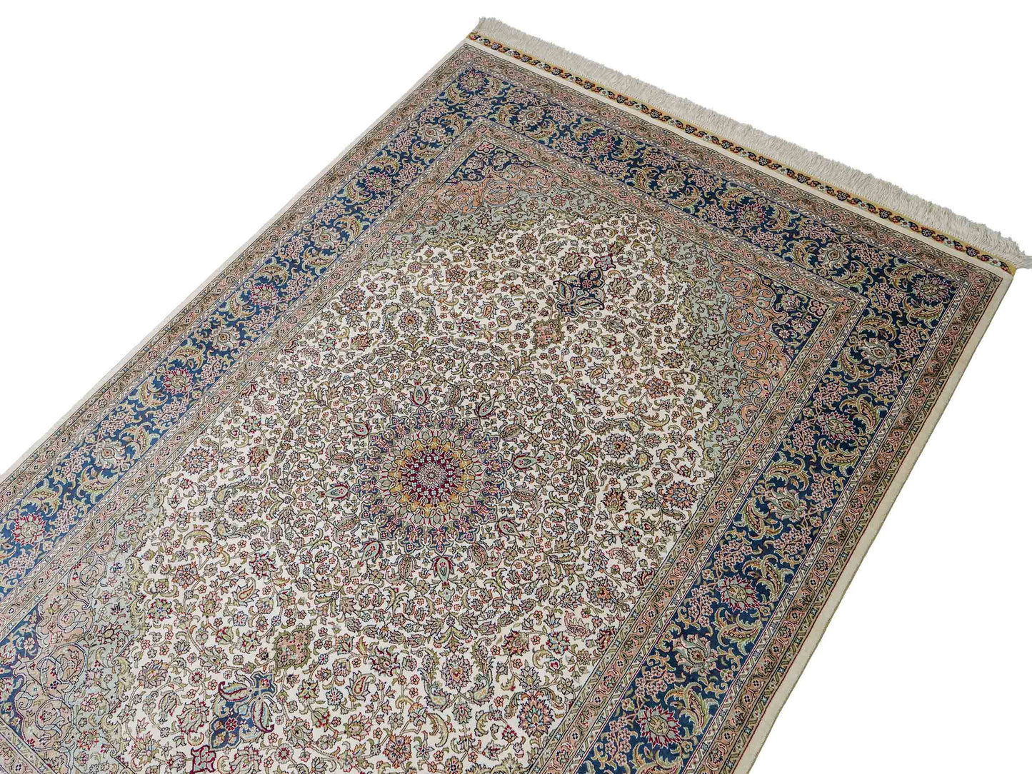 Sehr feiner, handgeknüpfter Khademi Orientteppich mit Ghom Design aus reiner Seide, weiß, creme, blau. 185x126 cm. Vertrieb durch Jupiter Intl.