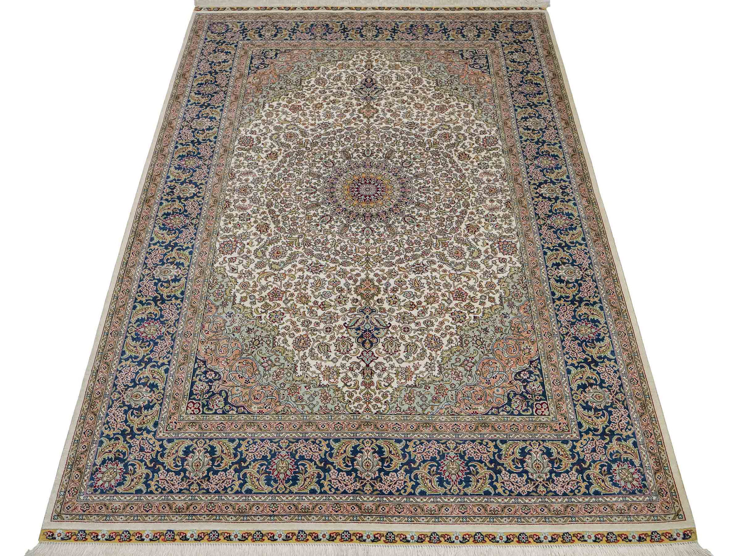 Sehr feiner, handgeknüpfter Khademi Orientteppich mit Ghom Design aus reiner Seide, weiß, creme, blau. 185x126 cm. Vertrieb durch Jupiter Intl.