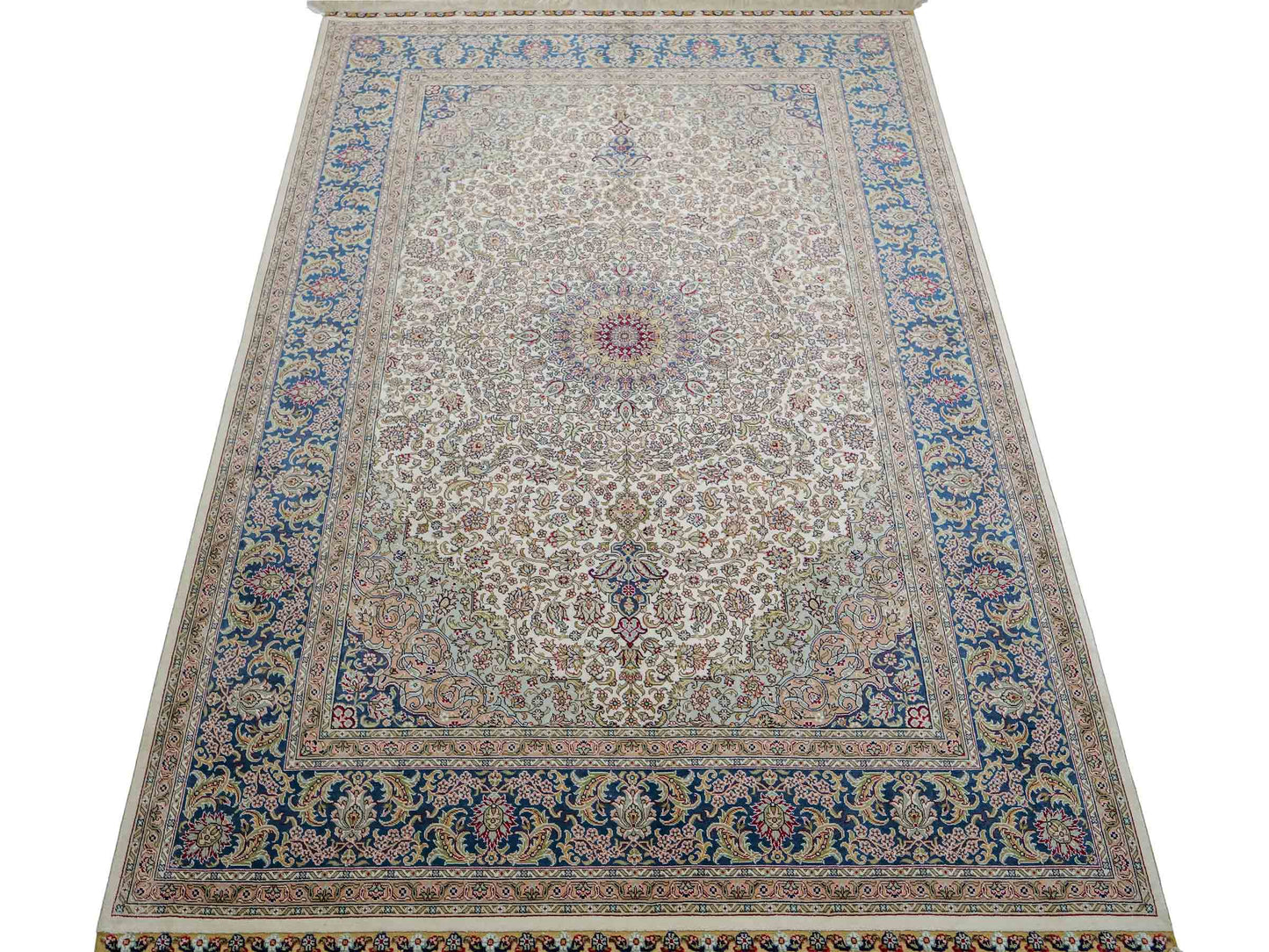 Sehr feiner, handgeknüpfter Khademi Orientteppich mit Ghom Design aus reiner Seide, weiß, creme, blau. 185x126 cm. Vertrieb durch Jupiter Intl.