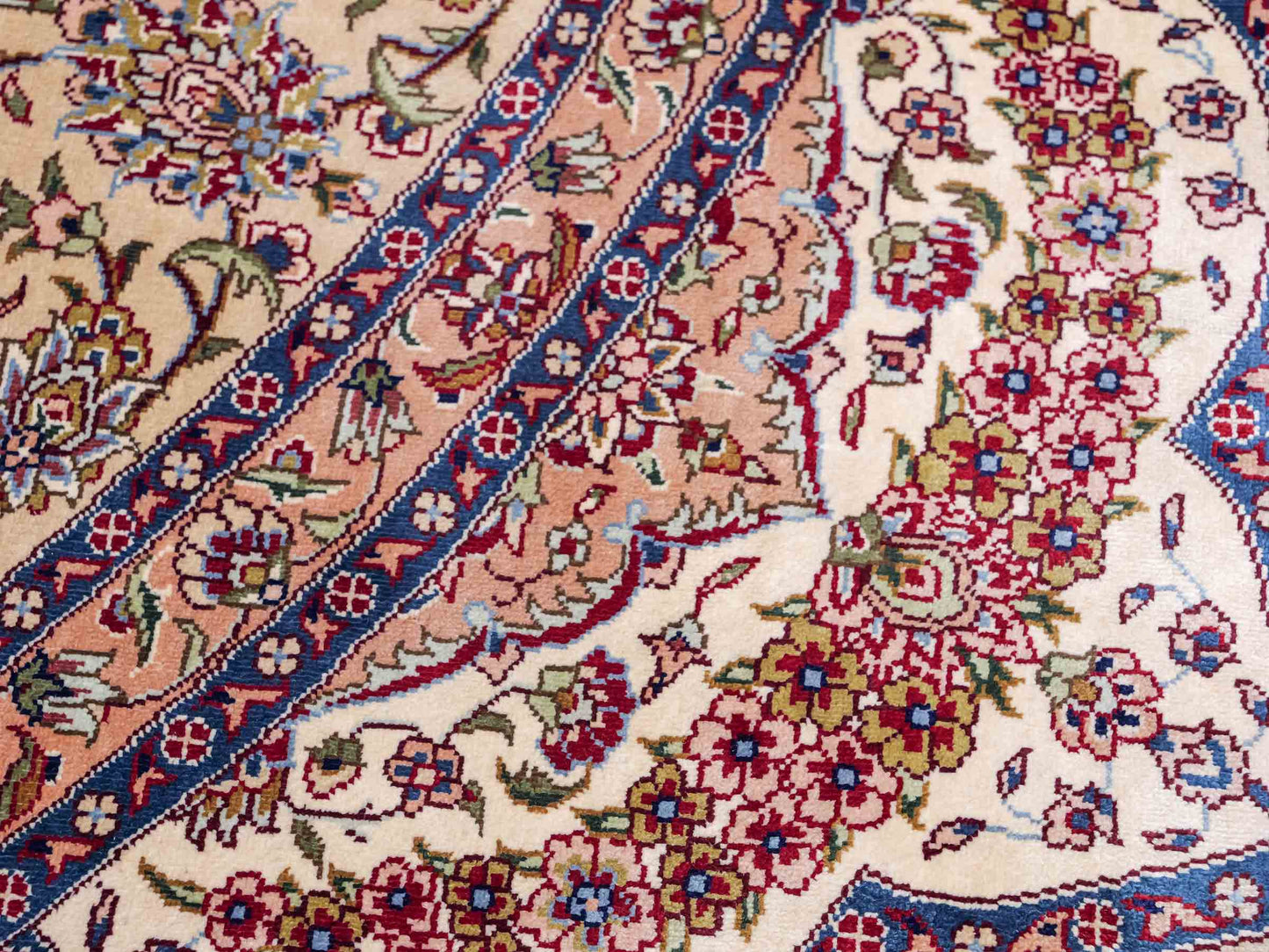 Sehr feiner, handgeknüpfter, runder Khademi Orientteppich mit Ghom Design aus reiner Seide, creme, weiß, blau. 188x188 cm. Vertrieb durch Jupiter Intl.