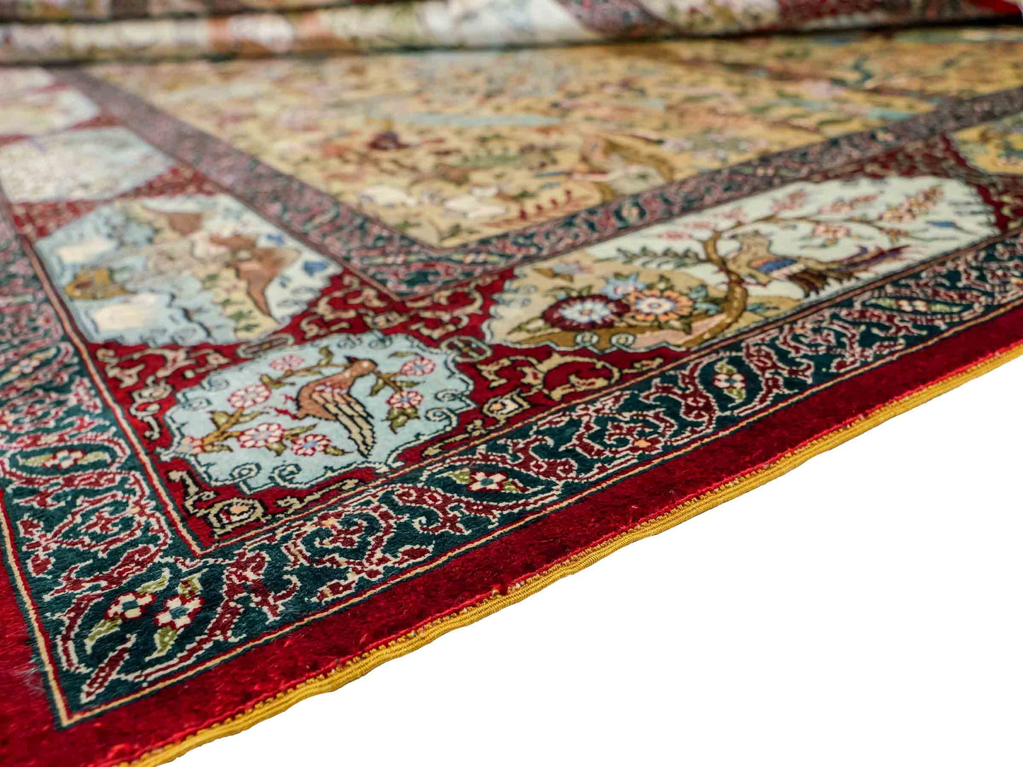 Sehr feiner, handgeknüpfter Khademi Orientteppich mit Ghom Design aus reiner Seide, rot, multicolor. 189x123 cm. Vertrieb durch Jupiter Intl.