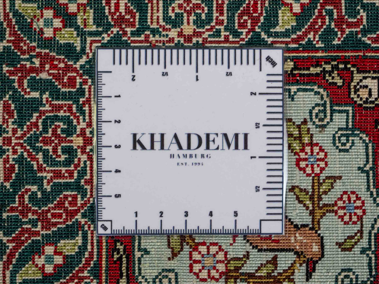 Sehr feiner, handgeknüpfter Khademi Orientteppich mit Ghom Design aus reiner Seide, rot, multicolor. 189x123 cm. Vertrieb durch Jupiter Intl.