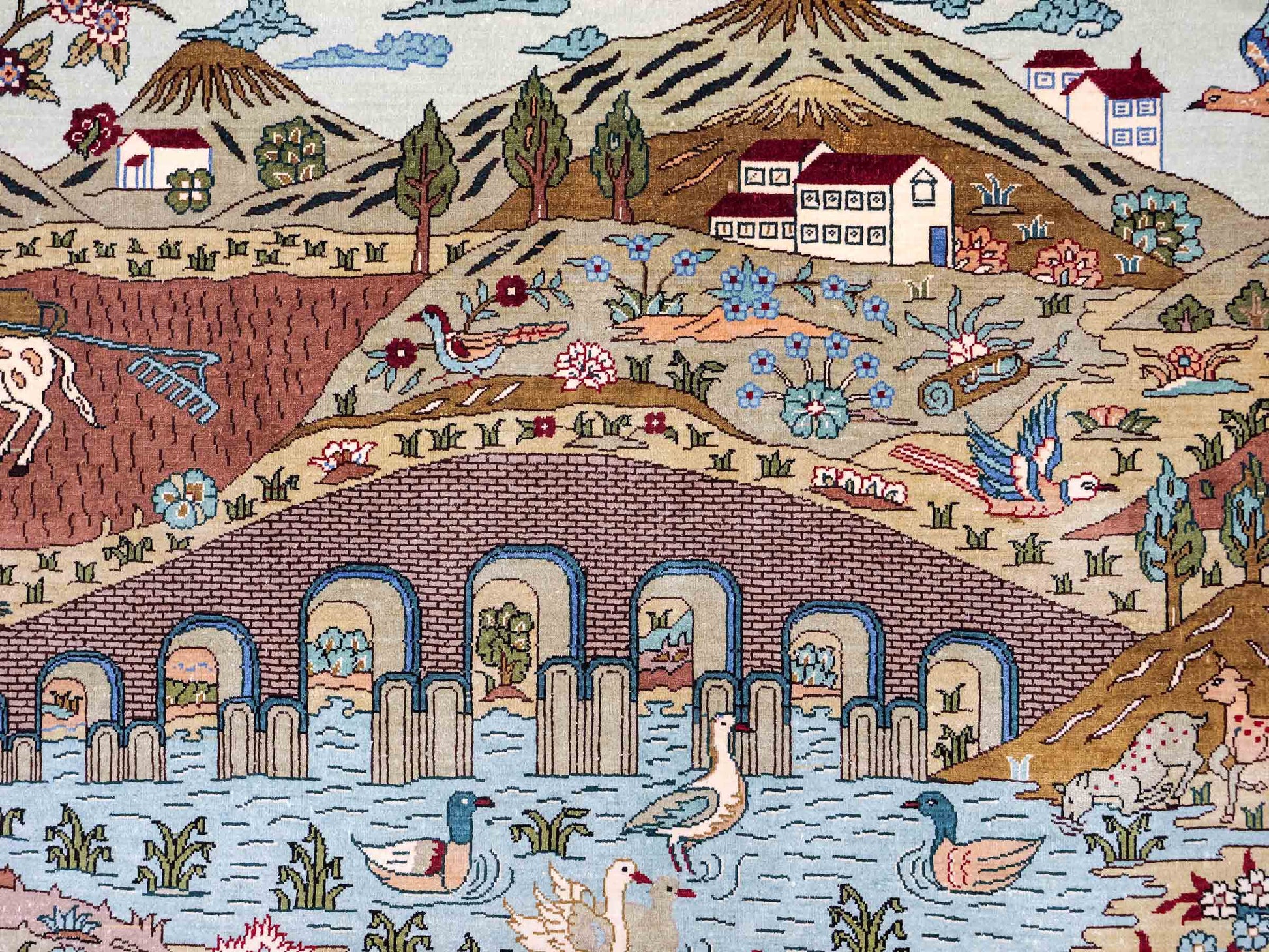 Sehr feiner, handgeknüpfter Khademi Orientteppich mit Ghom Design aus reiner Seide, rot, multicolor. 189x124 cm. Vertrieb durch Jupiter Intl.