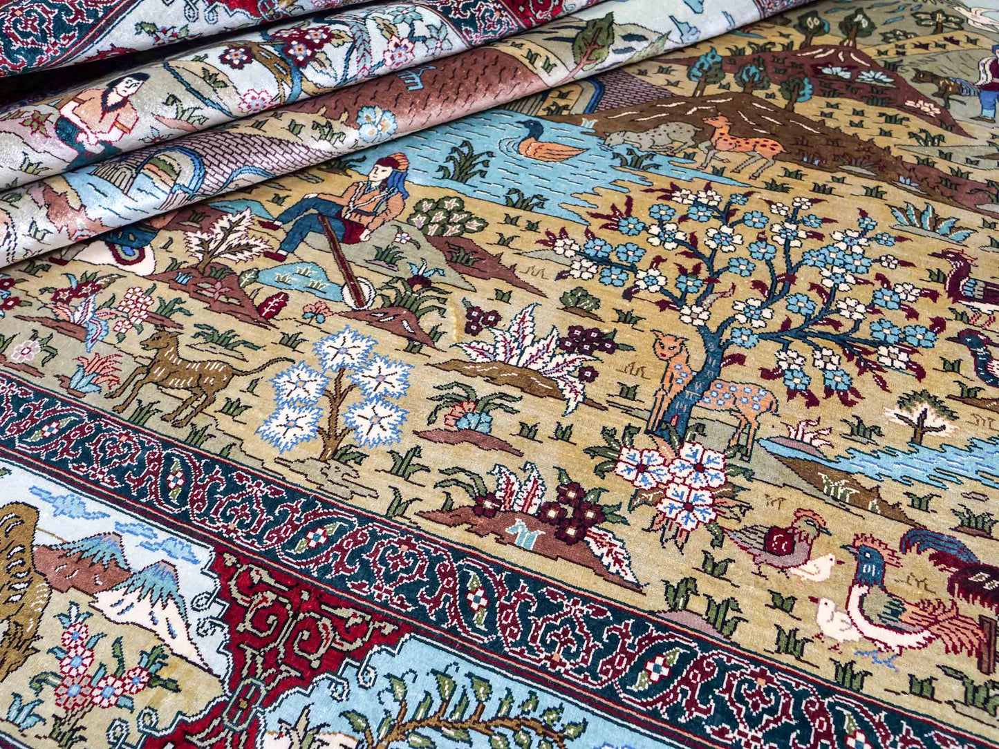Sehr feiner, handgeknüpfter Khademi Orientteppich mit Ghom Design aus reiner Seide, rot, multicolor. 189x124 cm. Vertrieb durch Jupiter Intl.