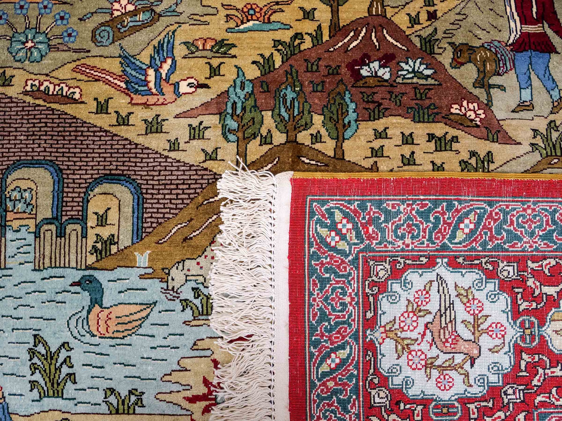Sehr feiner, handgeknüpfter Khademi Orientteppich mit Ghom Design aus reiner Seide, rot, multicolor. 189x124 cm. Vertrieb durch Jupiter Intl.