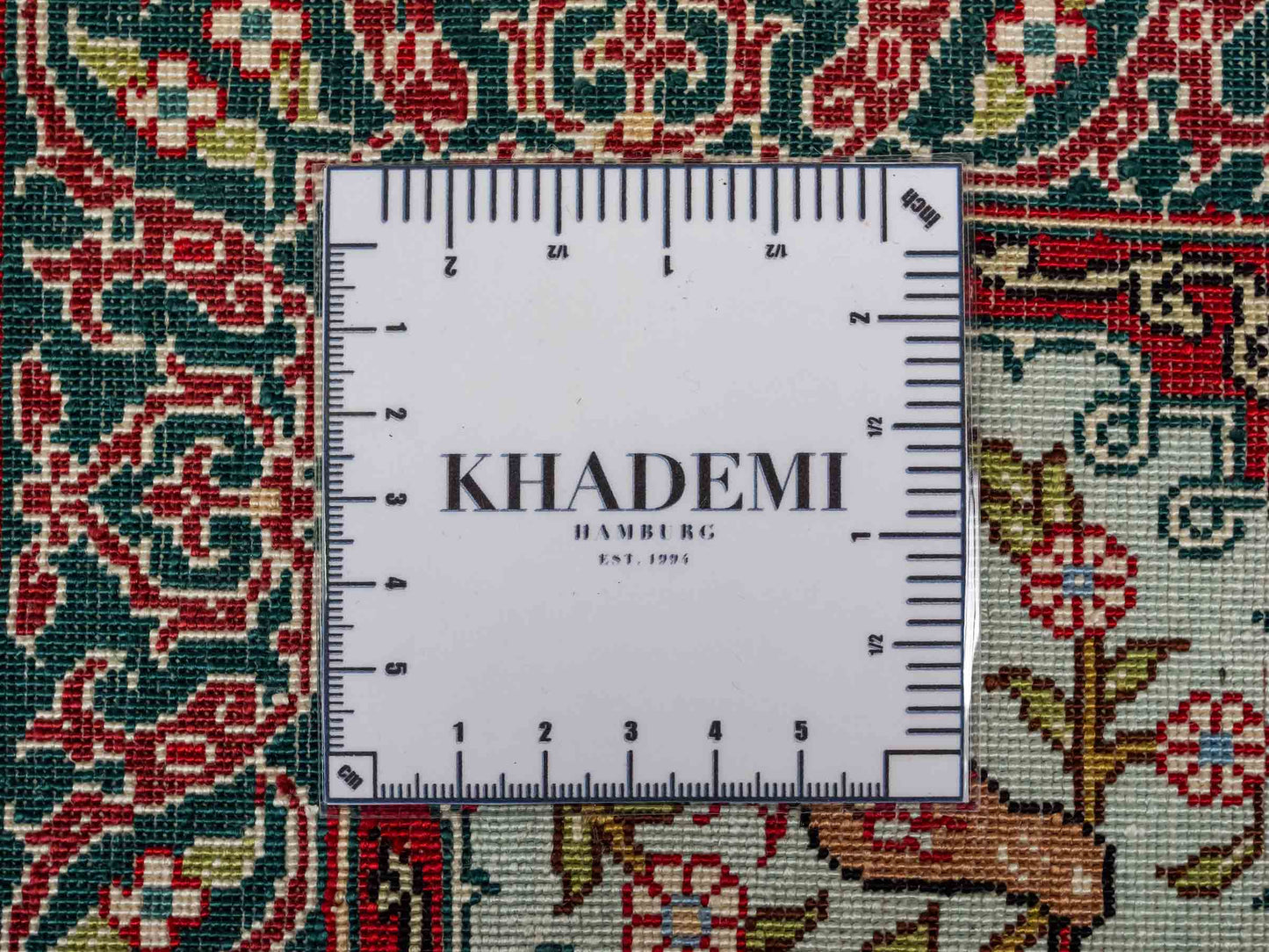 Sehr feiner, handgeknüpfter Khademi Orientteppich mit Ghom Design aus reiner Seide, rot, multicolor. 189x125 cm. Vertrieb durch Jupiter Intl.