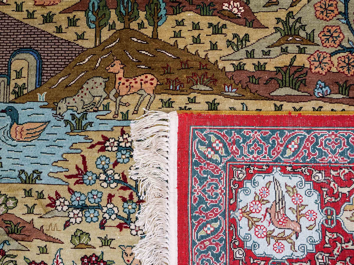 Sehr feiner, handgeknüpfter Khademi Orientteppich mit Ghom Design aus reiner Seide, rot, multicolor. 190x124 cm. Vertrieb durch Jupiter Intl.