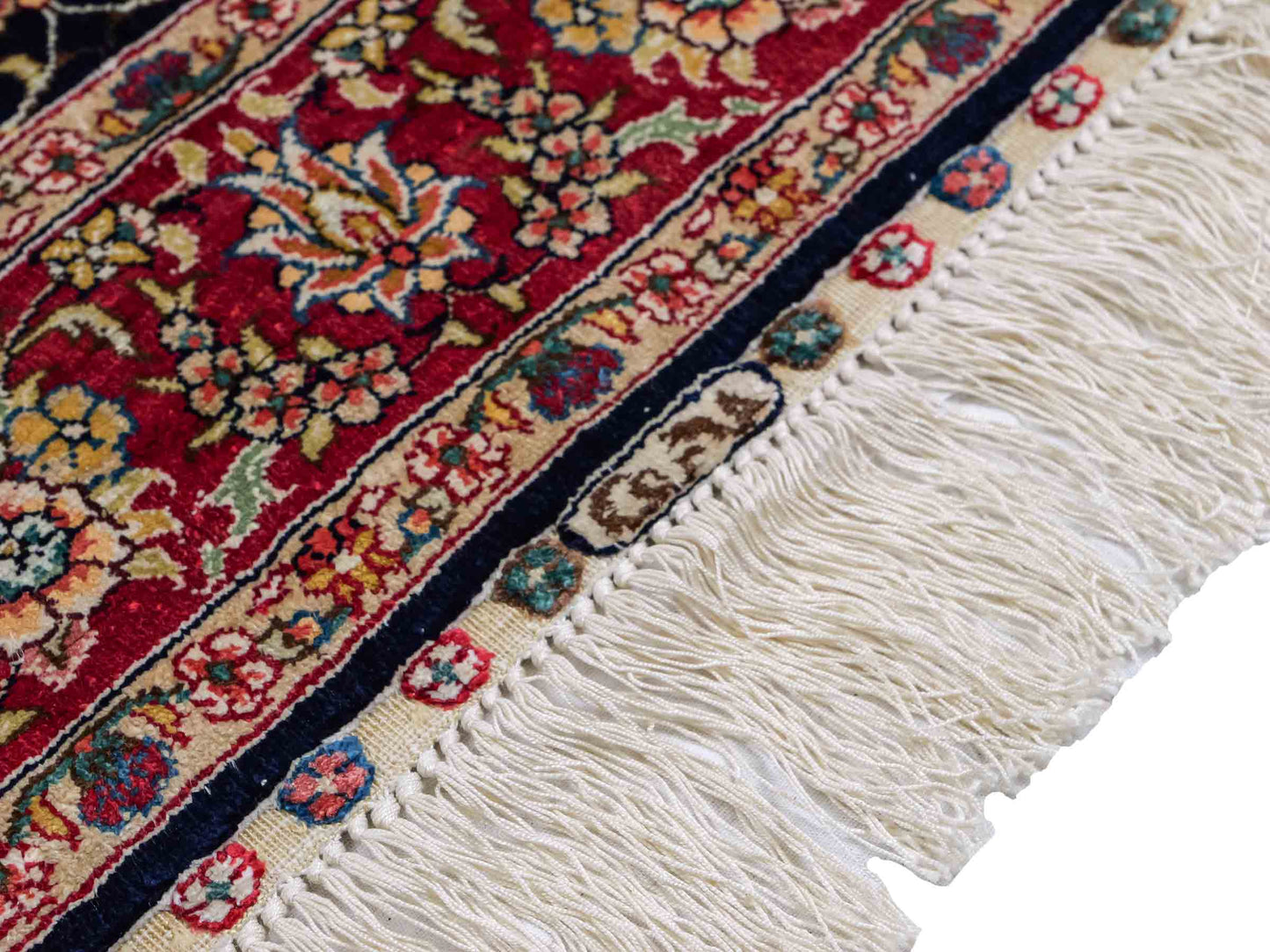 Sehr feiner, handgeknüpfter Khademi Orientteppich Läufer mit Ghom Design aus reiner Seide, blau, rot. 240x80 cm. Vertrieb durch Jupiter Intl.