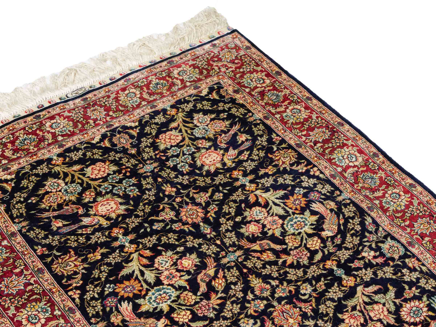 Sehr feiner, handgeknüpfter Khademi Orientteppich Läufer mit Ghom Design aus reiner Seide, blau, rot. 240x80 cm. Vertrieb durch Jupiter Intl.