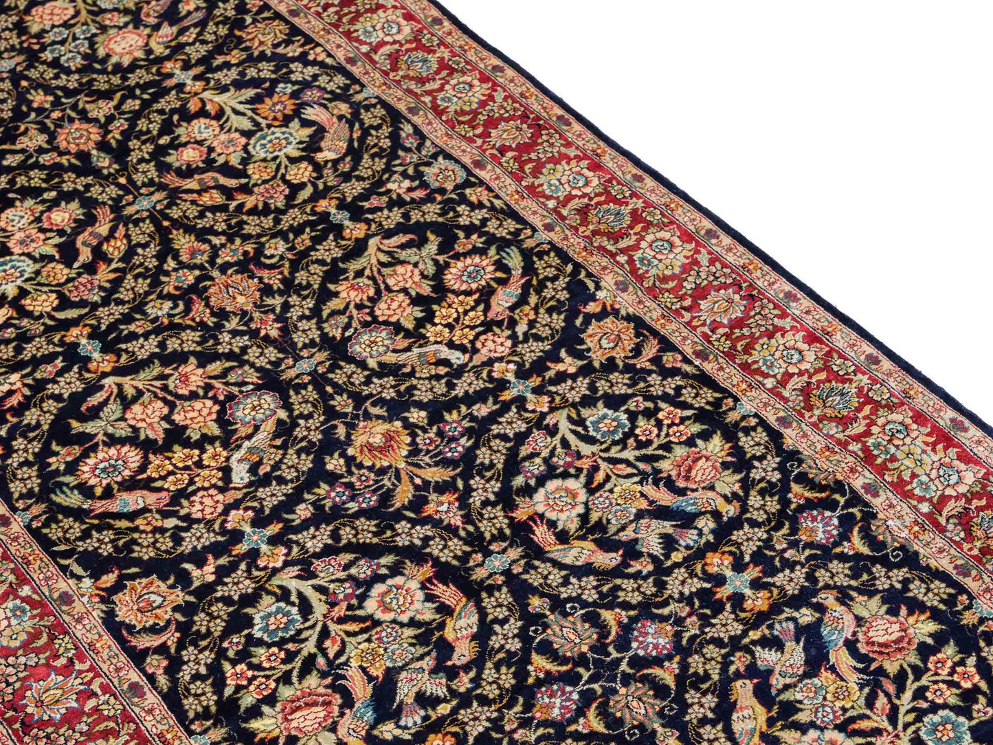 Sehr feiner, handgeknüpfter Khademi Orientteppich Läufer mit Ghom Design aus reiner Seide, blau, rot. 240x80 cm. Vertrieb durch Jupiter Intl.