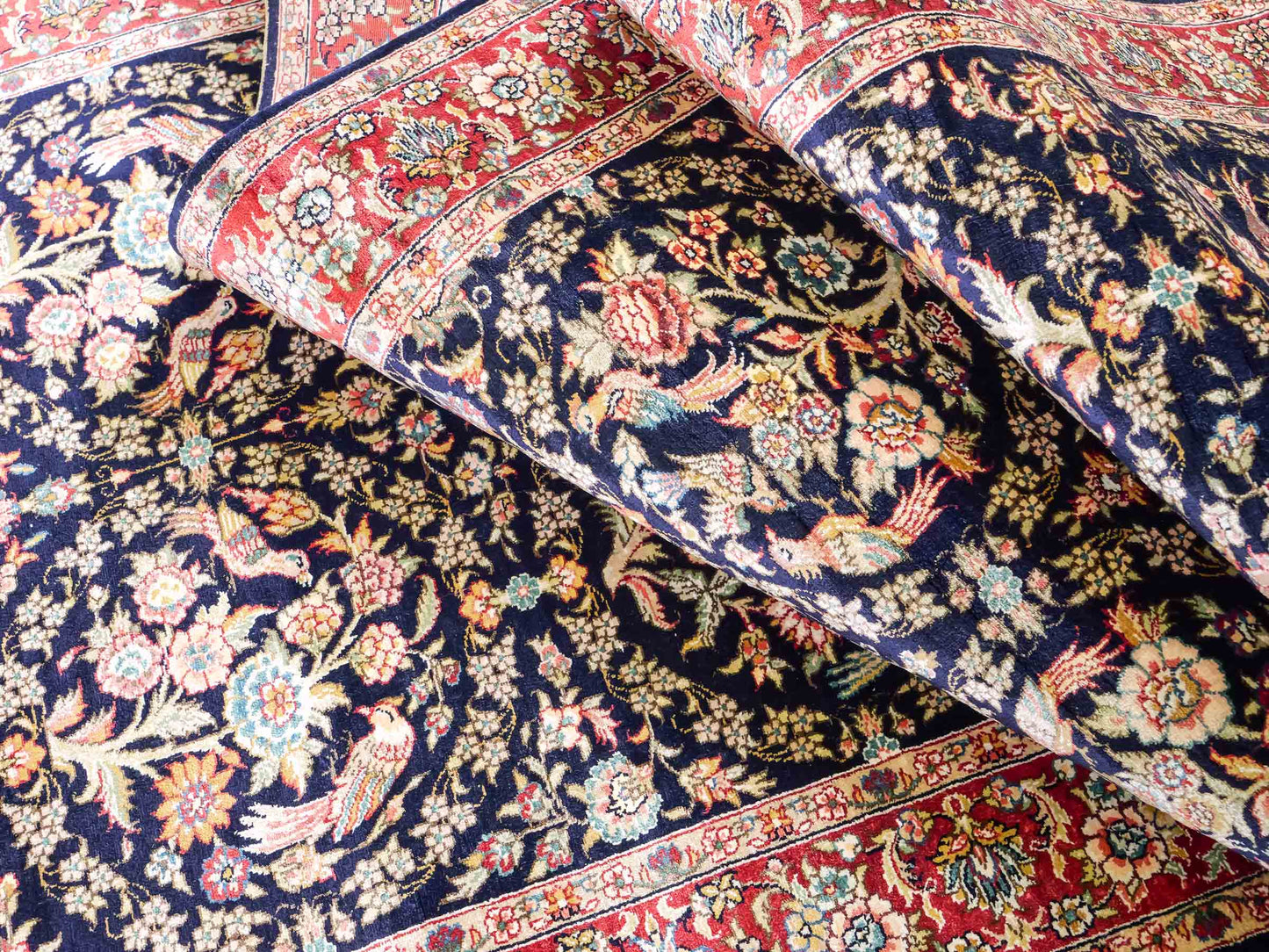 Sehr feiner, handgeknüpfter Khademi Orientteppich Läufer mit Ghom Design aus reiner Seide, blau, rot. 240x80 cm. Vertrieb durch Jupiter Intl.