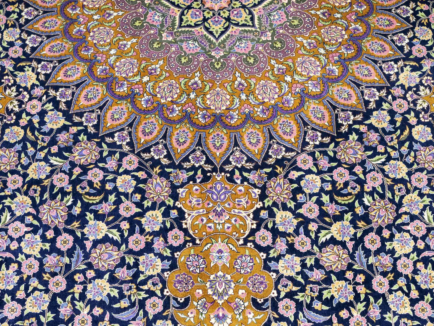 Sehr feiner, handgeknüpfter Khademi Orientteppich mit Ghom Design aus reiner Seide, oliv, blau, braun. 245x155 cm. Vertrieb durch Jupiter Intl.