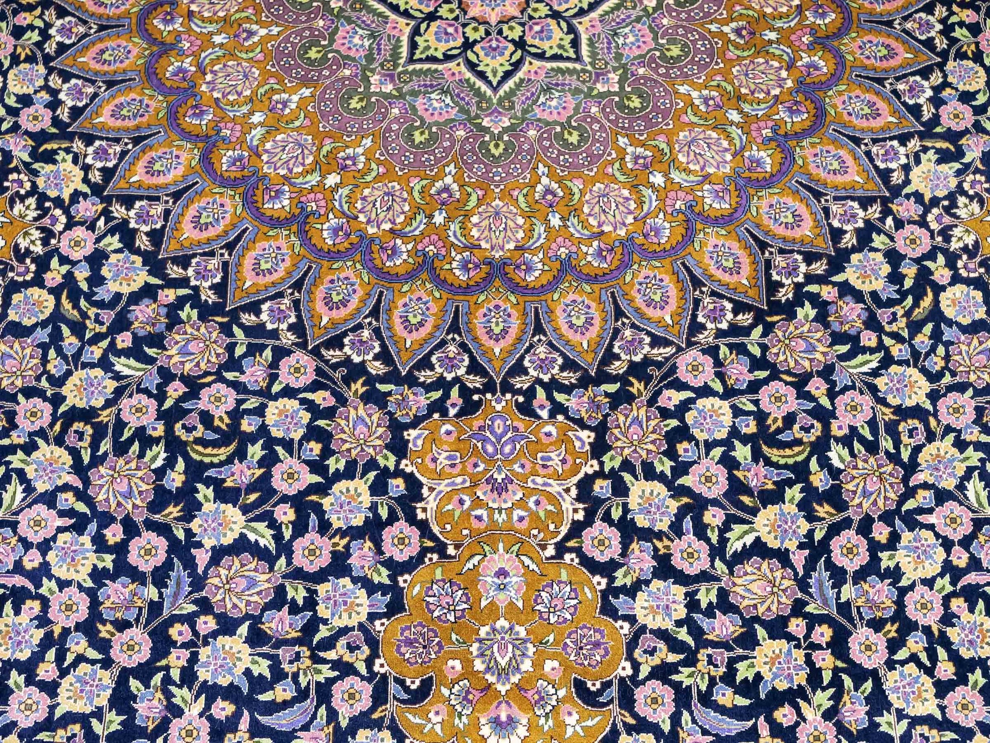 Sehr feiner, handgeknüpfter Khademi Orientteppich mit Ghom Design aus reiner Seide, oliv, blau, braun. 245x155 cm. Vertrieb durch Jupiter Intl.